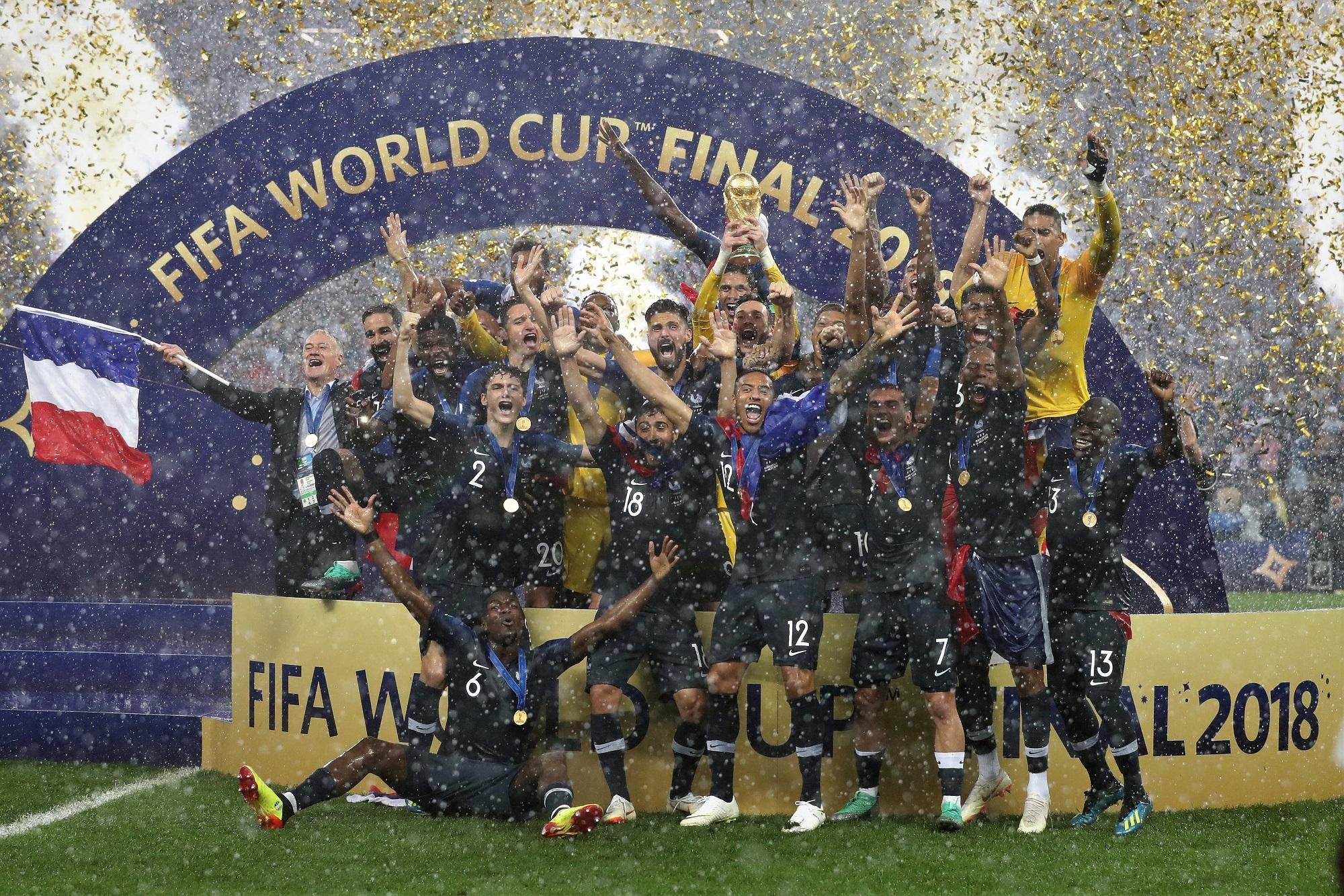 Los jugadores de Francia festejan en la ceremonia de premiación al término del partido de la final de la Copa Mundial de la FIFA de Rusia 2018. Foto Cao Can (Xinhua).