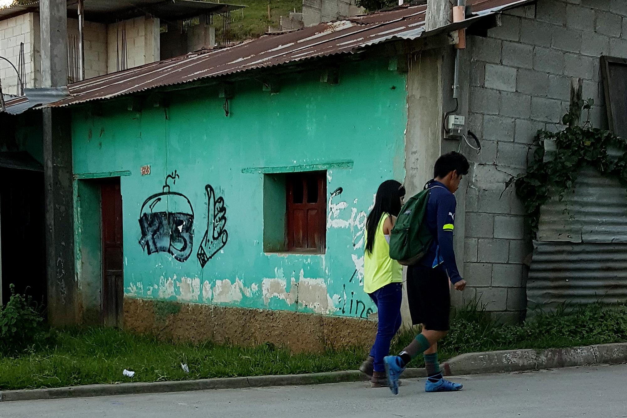 Placazos  alusivos a la pandilla 18 pintados en los alrededores del estadio municipal de Chichicastenango. Son frescos, lo que indica algún tipo de actividad de esta pandilla en la ciudad. Foto Roberto Valencia (El Faro).