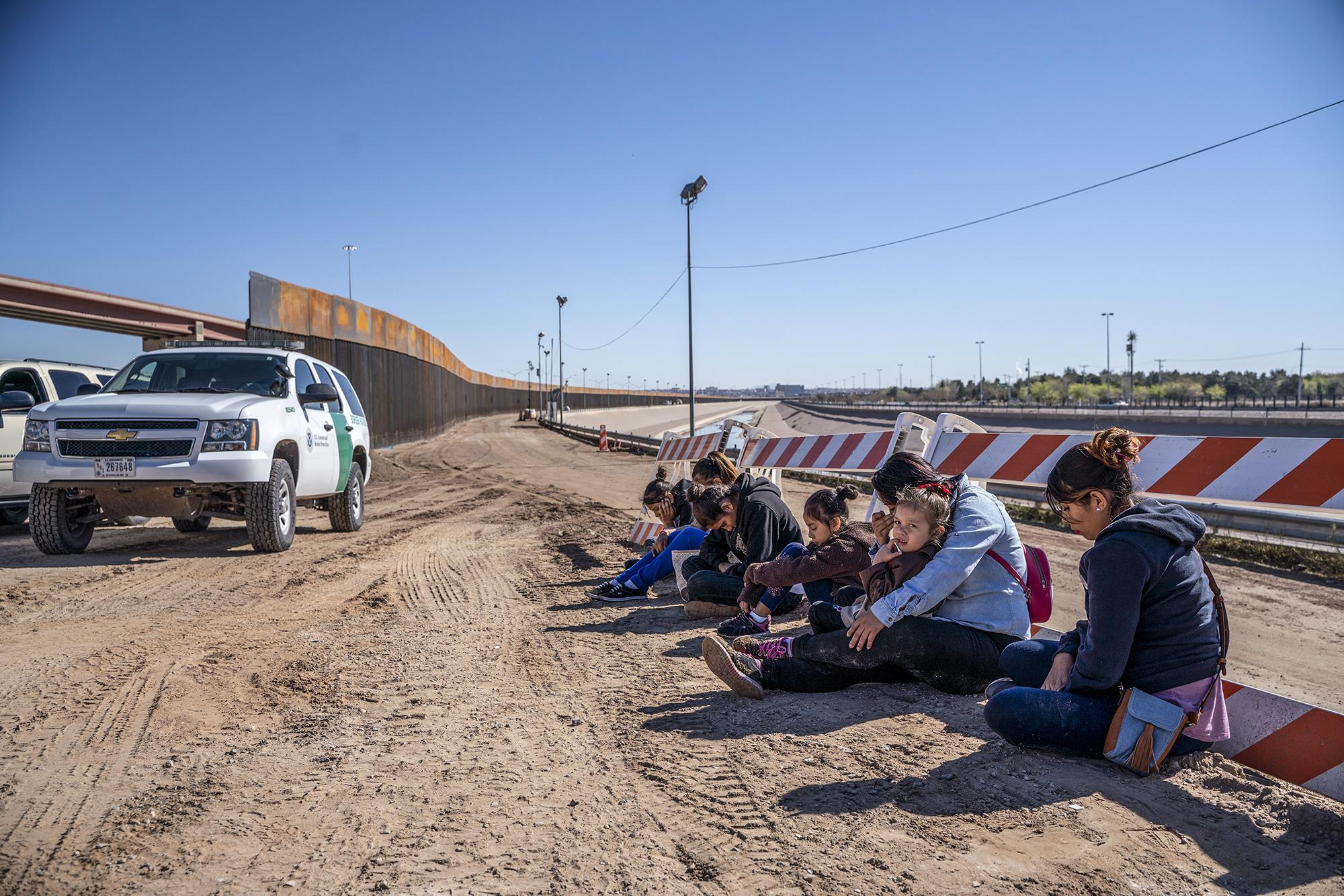Migrantes salvadoreños esperan transporte después de entregarse a la patrulla fronteriza estadounidense en El Paso, Texas el 19 de marzo. Foto: Paul Ratje/ AFP.