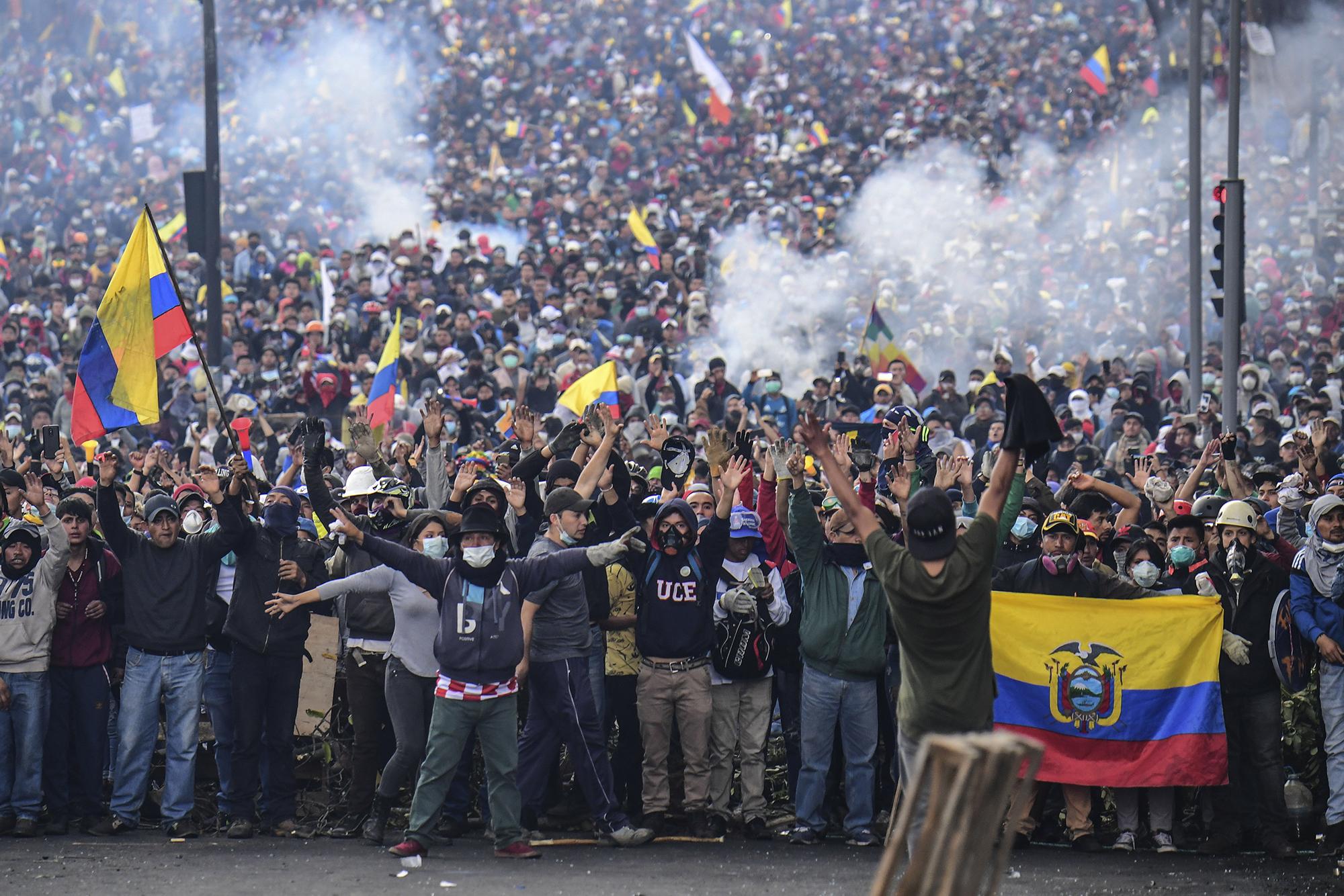En Ecuador, desde inicios de octubre, miles de manifestantes entre campesinos, aborígenes, estudiantes y sindicalistas protagonizaron sendas protestas contra el presidente Lenin Moreno, luego de que su gobierno decretara un recorte a subsidios a los combustibles y un 