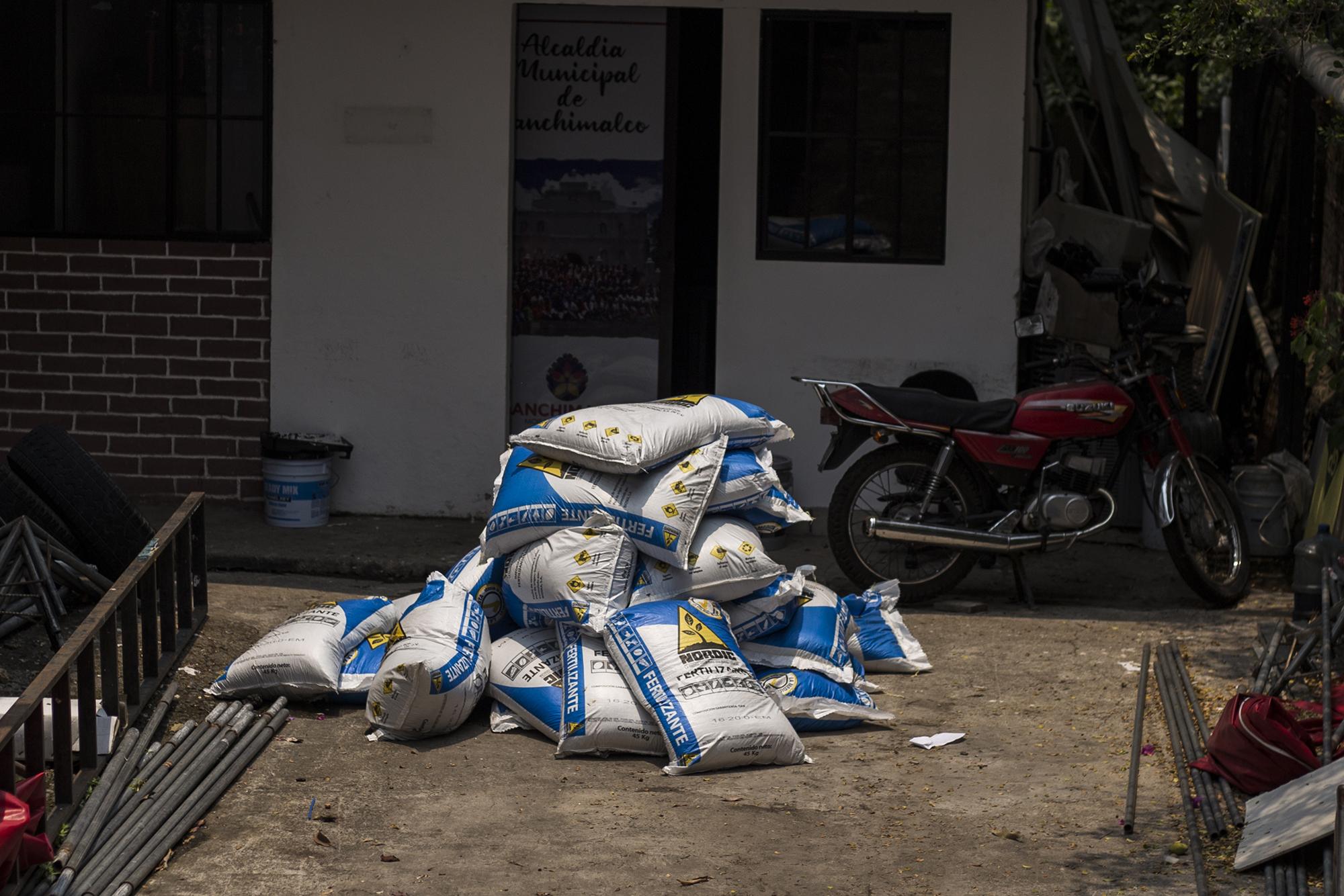 Alrededor de 20 sacos de fertilizante se encontraban frente a la sala de reuniones de la Alcaldía Municipal de Panchimalco, el 17 de abril. Estos sacos fueron trasladados hasta la alcaldía por órdenes del alcalde Meléndez, tras interceptar un camión del Ministerio de Agricultura. Foto de El Faro: Víctor Peña. 