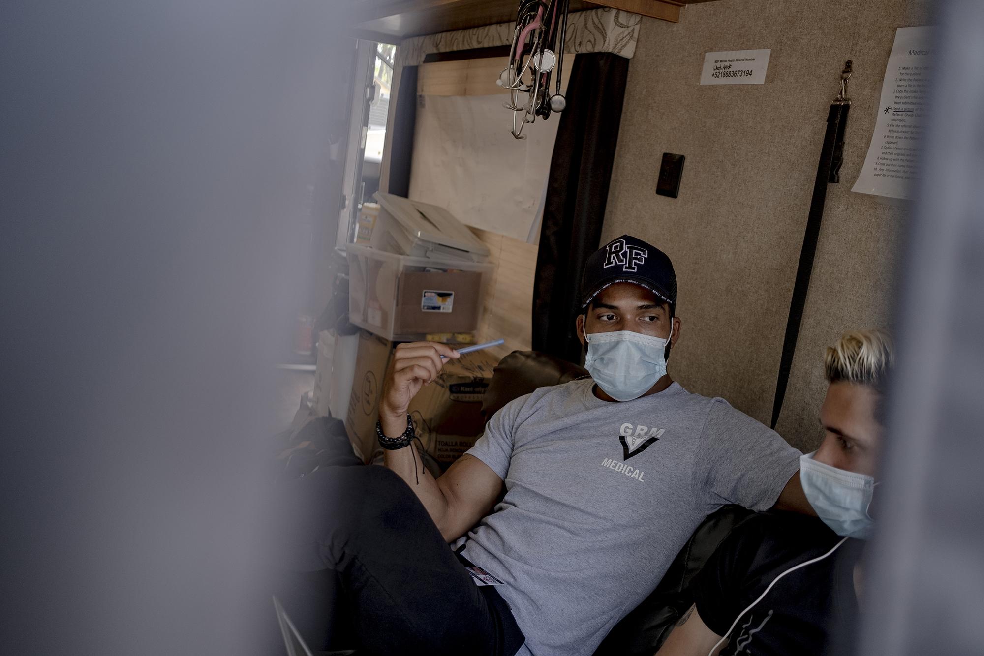 Dairon Elisondo Rojas ejerce como médico en el campamento de migrantes de Matamoros, en la frontera entre México y Estados Unidos. Foto de El Faro: Fred Ramos.