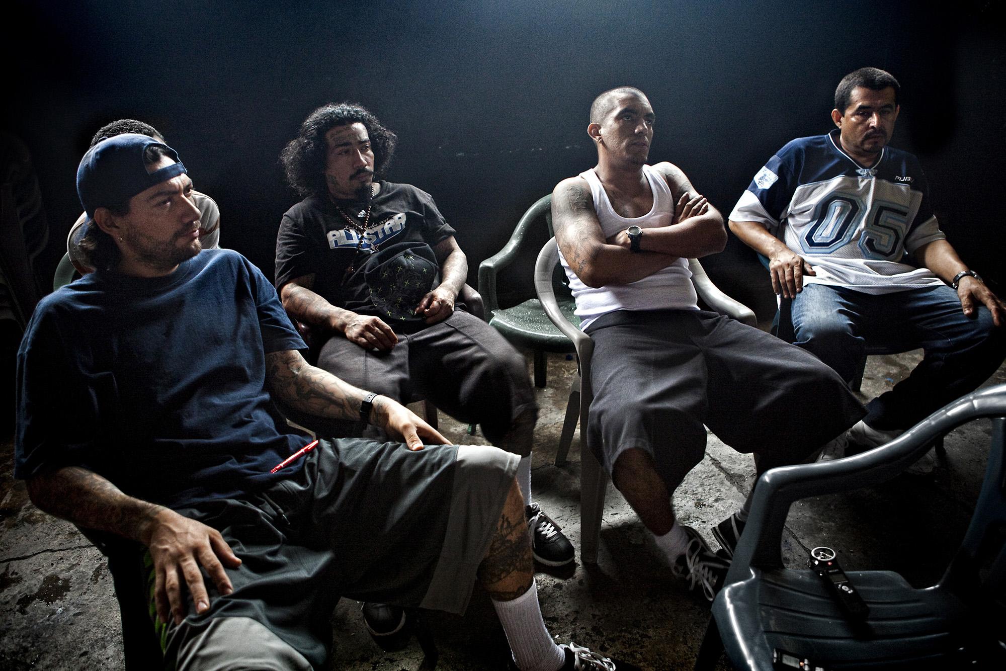 Interview with the ranfla of MS-13 in the Ciudad Barrios Prison in San Miguel on September 27, 2012. El Diablo of Hollywood sits center-right in a white tank-top. Photo: Pau Coll - Ruido Photo/El Faro