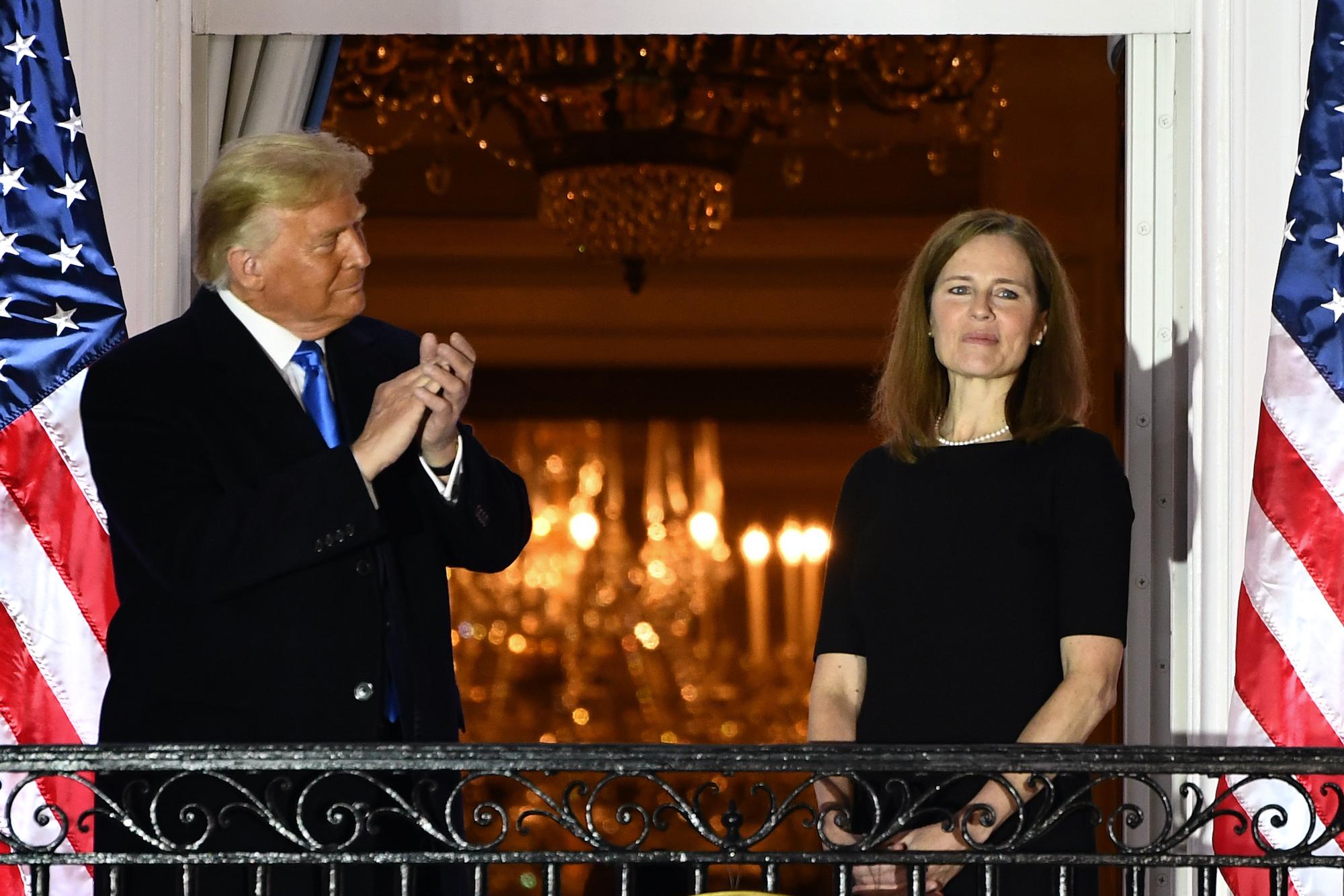 Presidente Donald Trump aplaude a la jueza Amy Coney Barrett luego de ser juramentada como magistrada de la Corte Suprema de Justicia  en una ceremonia realizada en la Casa Blanca. Foto por Brendan Smialowski / AFP.