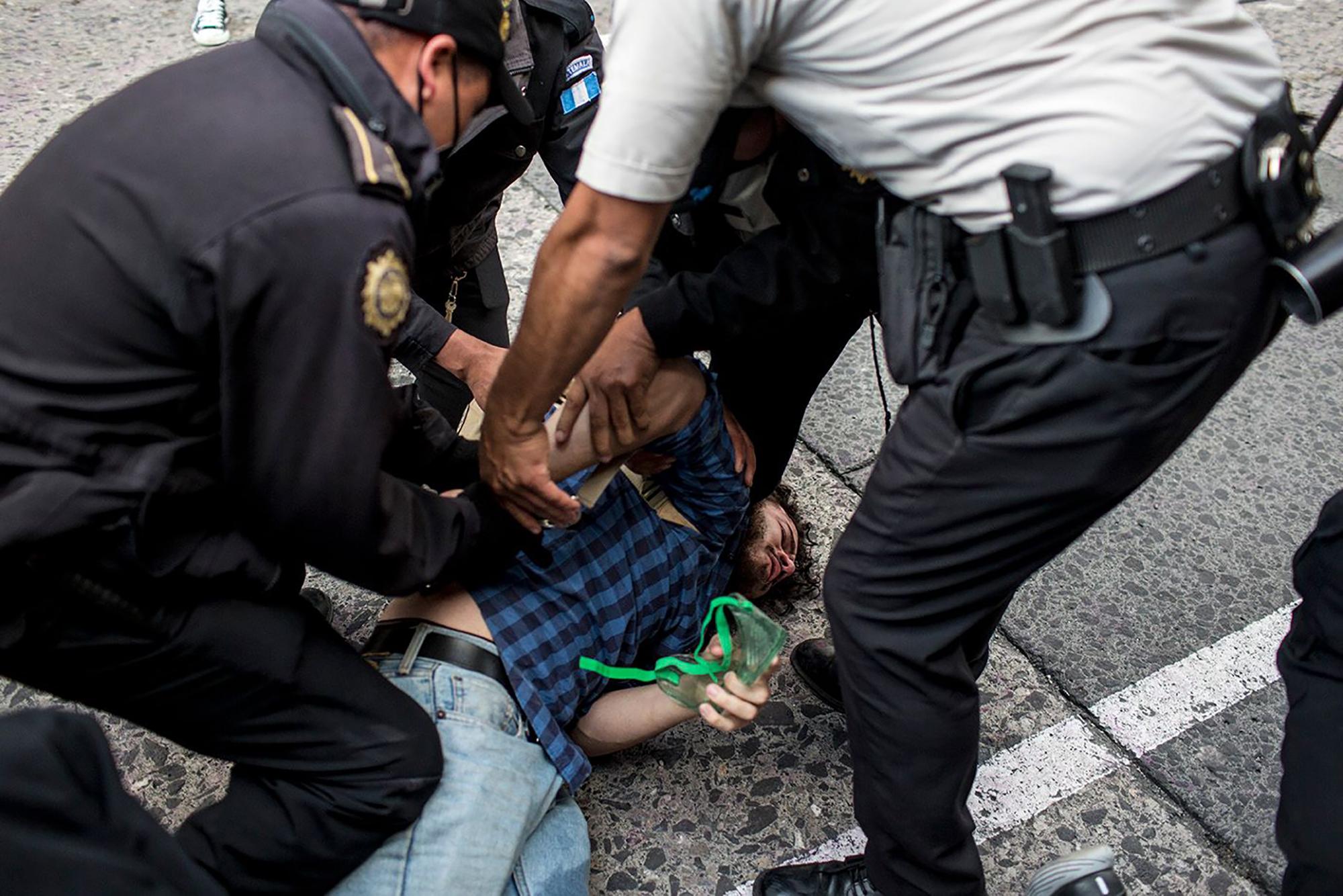 Un manifestante es inmovilizado al suelo por miembros de la Policía guatemalteca. Foto: Simone Dalmasso/Plaza Pública