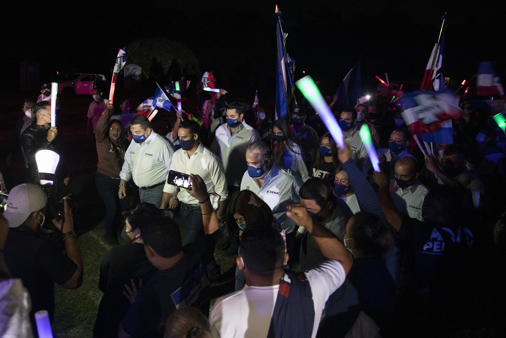 Miembros del Coena y el alcalde de San Salvador, Ernesto Muyshondt, fueron recibidos en el parque Bicentenario por una militancia reducida a unas decenas de personas la noche de este domingo 27 de diciembre de 2020. Foto de El Faro: Carlos Barrera