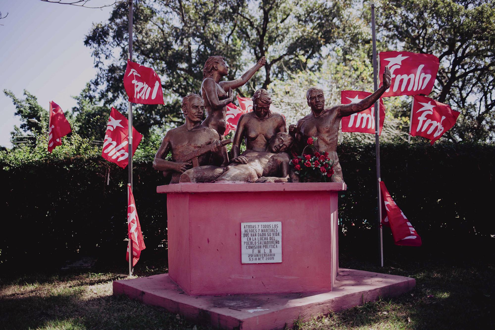 Monumento a los héroes y mártires del Fmln, que lucharon y fallecieron durante el conflicto armado de El Salvador. Cementerio La Bermeja, San Salvador. Foto de El Faro: Carlos Barrera