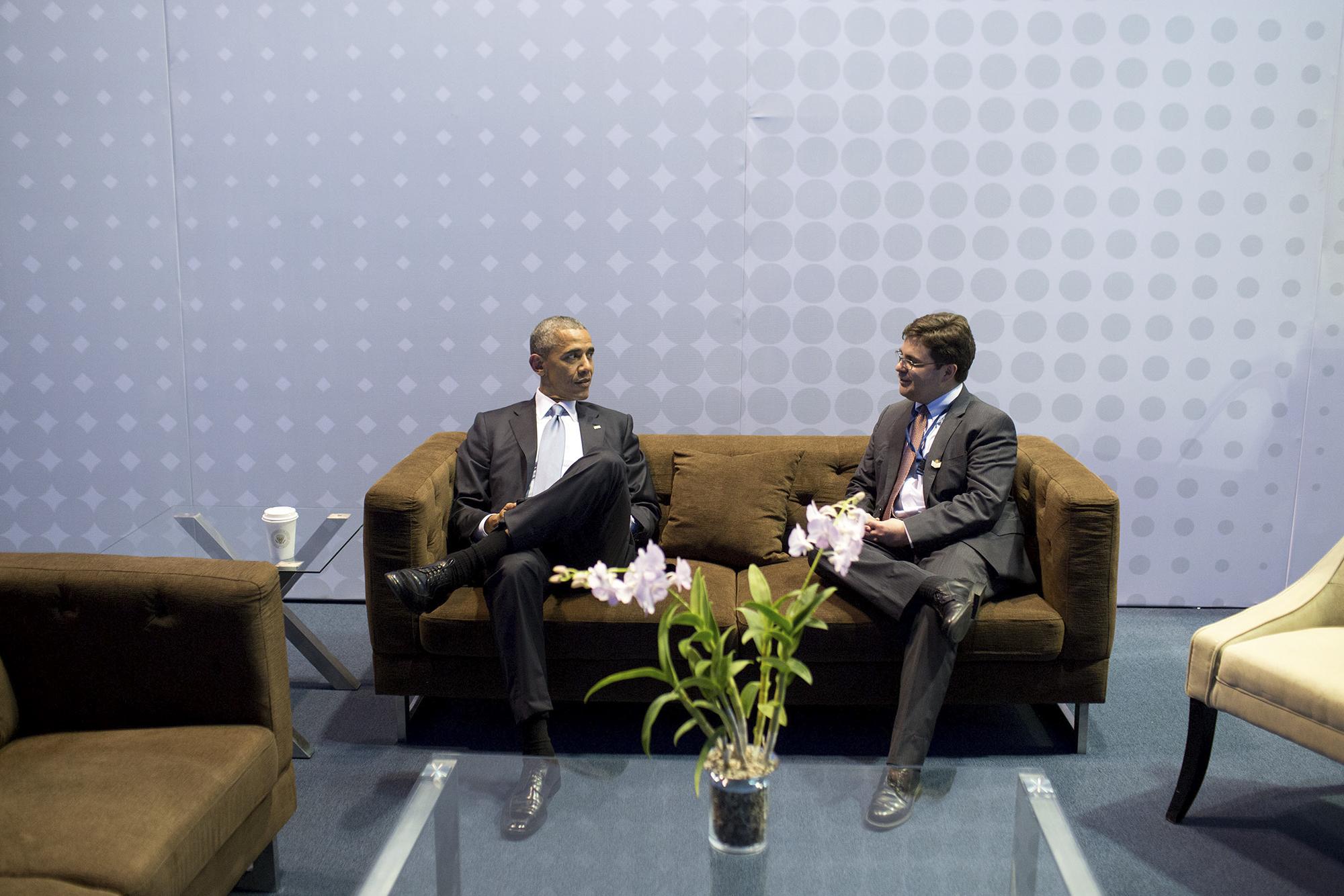 El expresidente Obama conversa con Zúñiga, que era su consejero senior de seguridad para el Hemisferio Occidental. (Foto oficial de la Casa Blanca, Pete Souza)