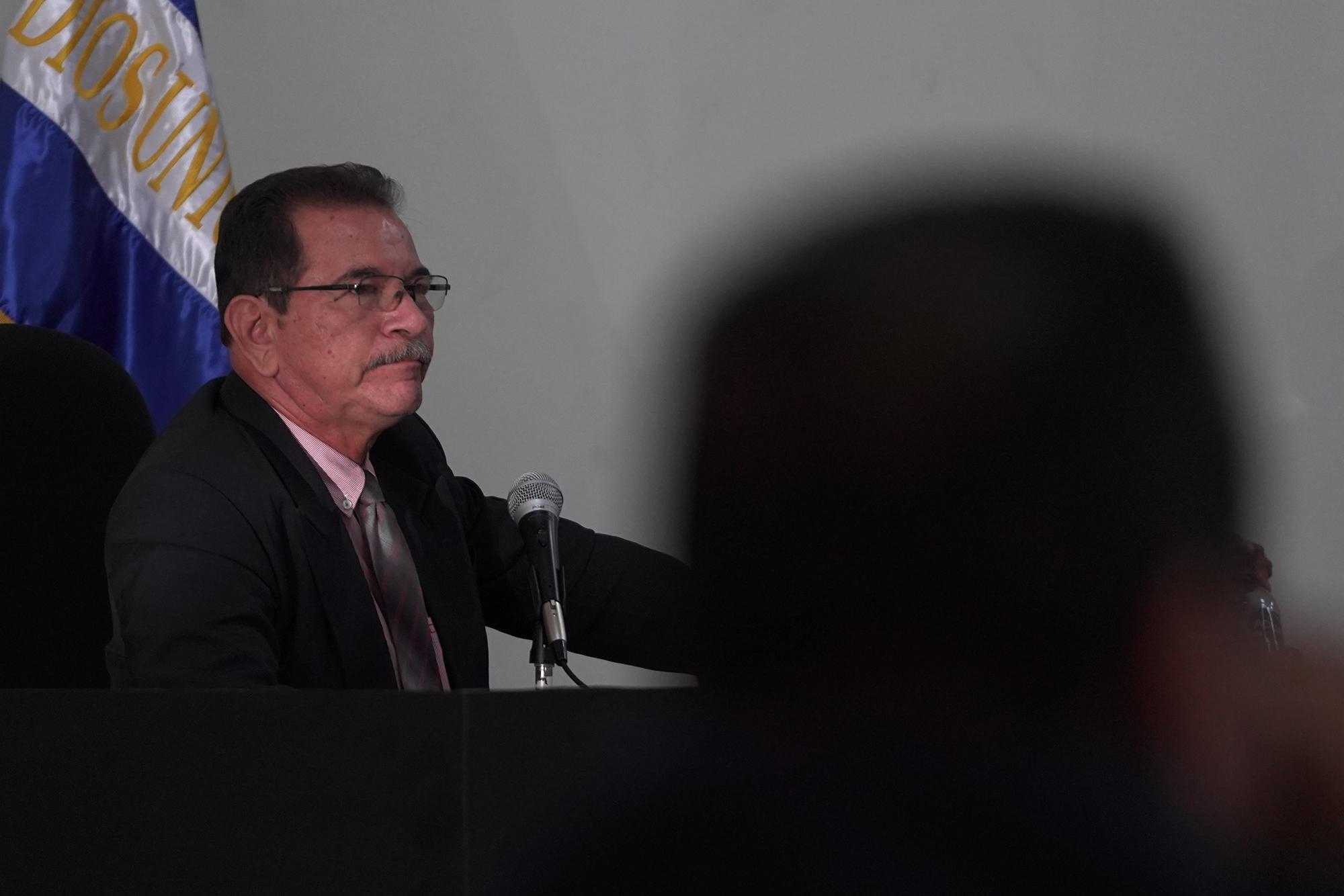 Jorge Guzmán, juez del caso El Mozote, durante el tercer día de audiencia sobre la declaración de la experta estadounidense, Terry Karl, en abril de 2021. Foto de El Faro: Víctor Peña. 