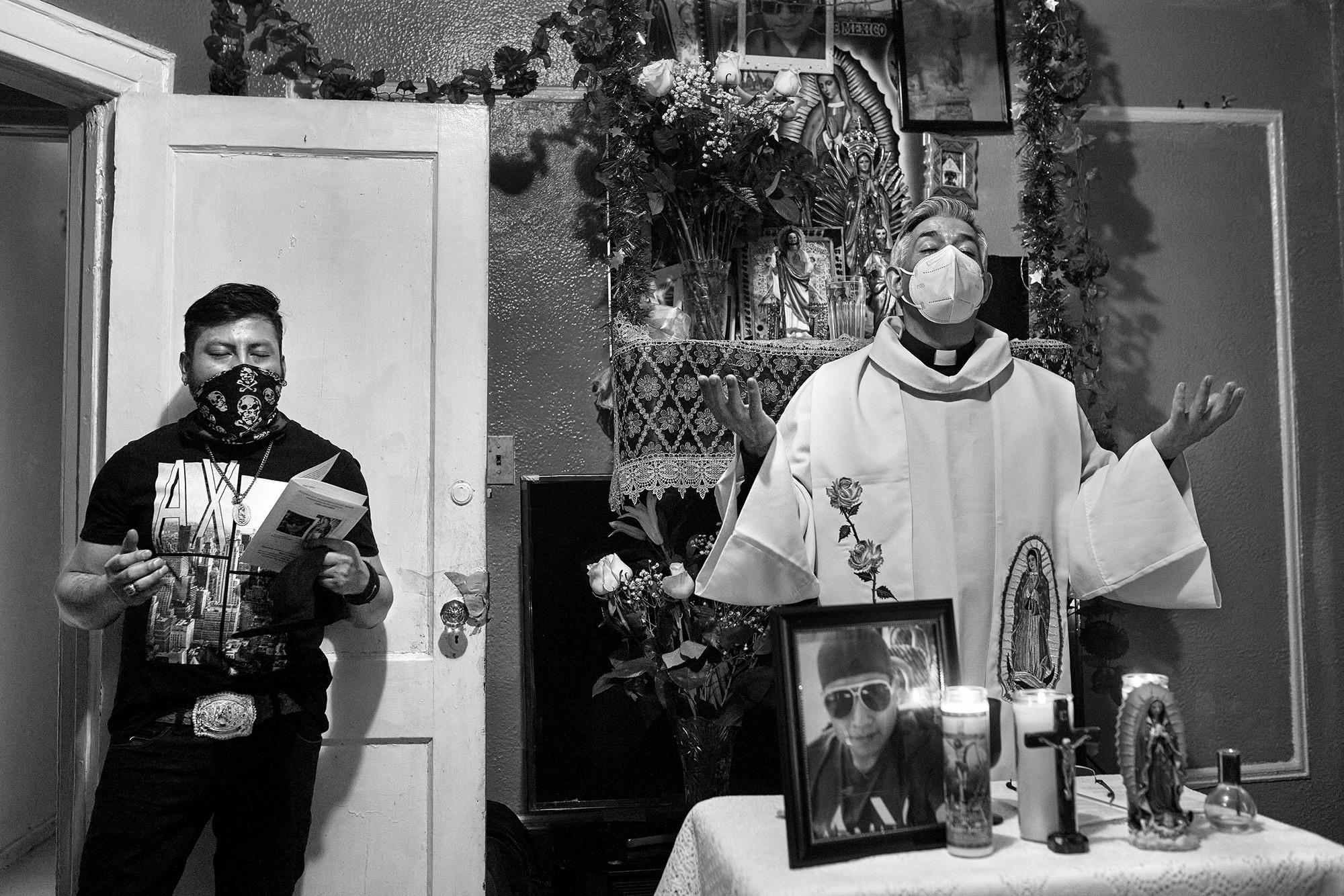 El padre Fabián Ariaas, sacerdote argentino que atiende a la comunidad latina en Nueva York, oficia una misa en memoria de Raúl Luis López, migrante mexicano muerto por Covid-19 el 18 de abril de 2020, a los 39 años. Foto de El Faro: Edu Ponces/ Ruido Photo.