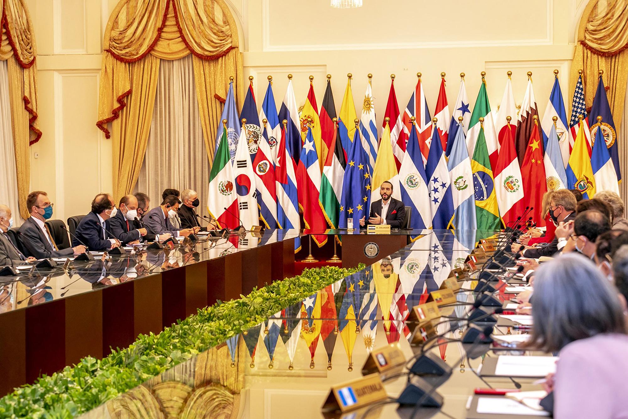 Bukele habla al Cuerpo Diplomático acreditado en El Salvador, en Casa Presidencial el 3 de mayo de 2021. 