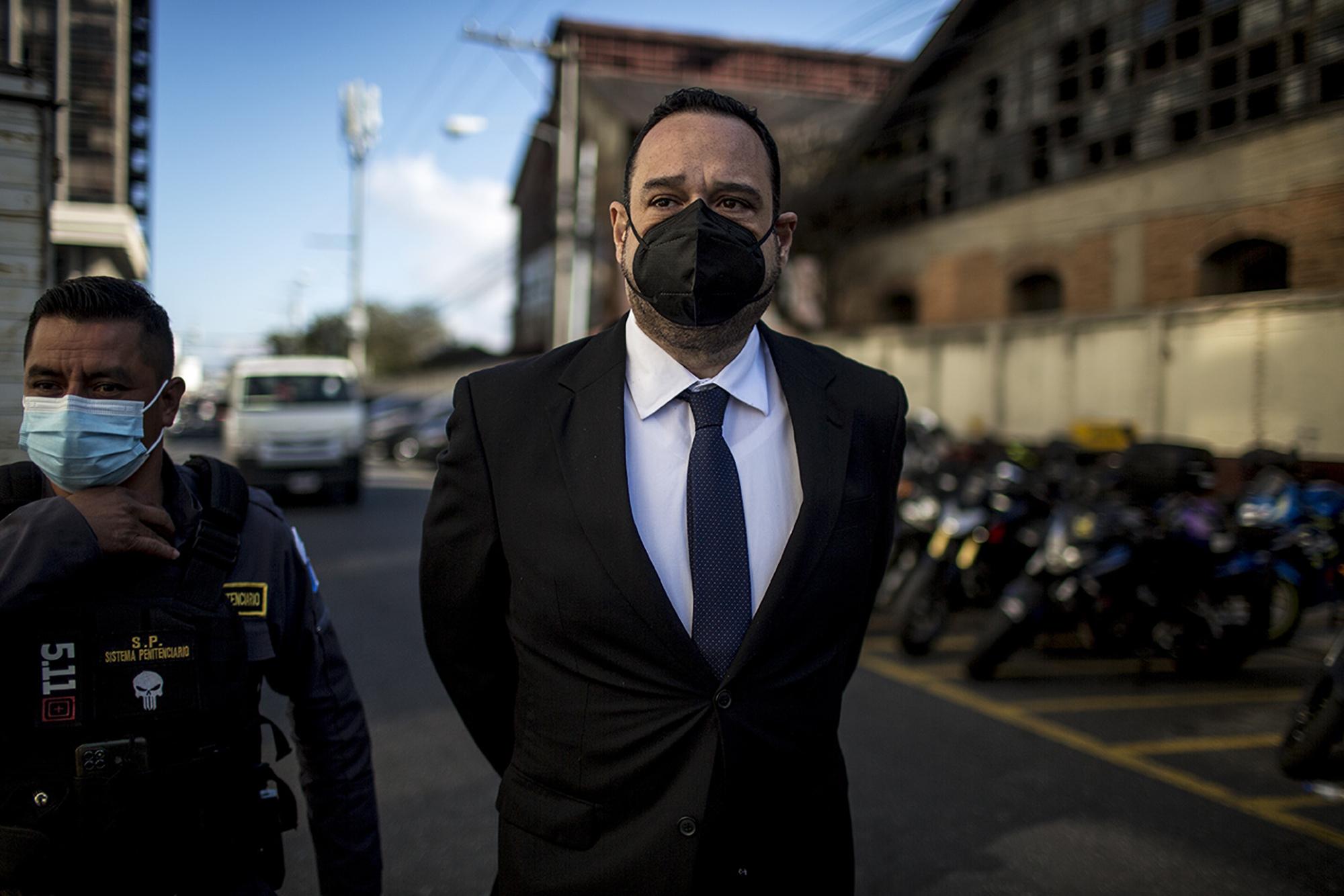 Former minister of communications, infrastructure, and housing in the Morales administration, José Luis Benito, heads to court at Tribunal Towers in Guatemala City on Jan. 28, 2022 for the first hearing in the corruption case known as Libramiento de Chimaltenango. Photo: Simone Dalmasso/El Faro