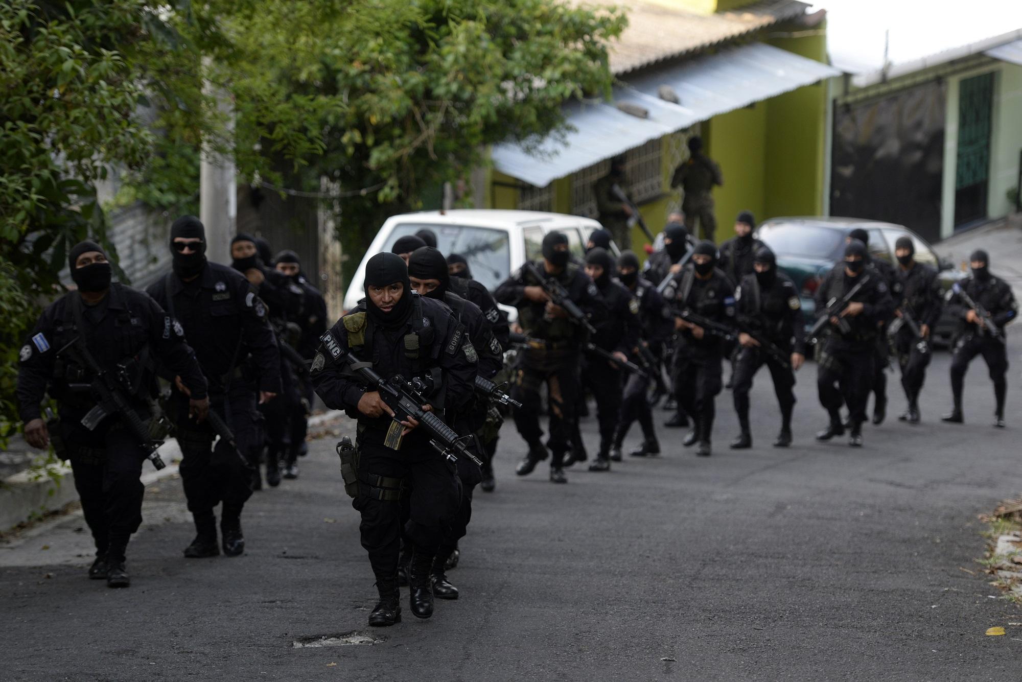 Policía Nacional Civil. Mejicanos. Maras. Members of the Salvadorean National Civil Police participate in an operation in search of 18th Street gang members in San Salvador on May 12, 2015. More than 10,000 gang members remain in Salvadoran prisons and another 60,000 are believed to be on the streets, according to authorities. Foto Marvin Recinos (AFP).