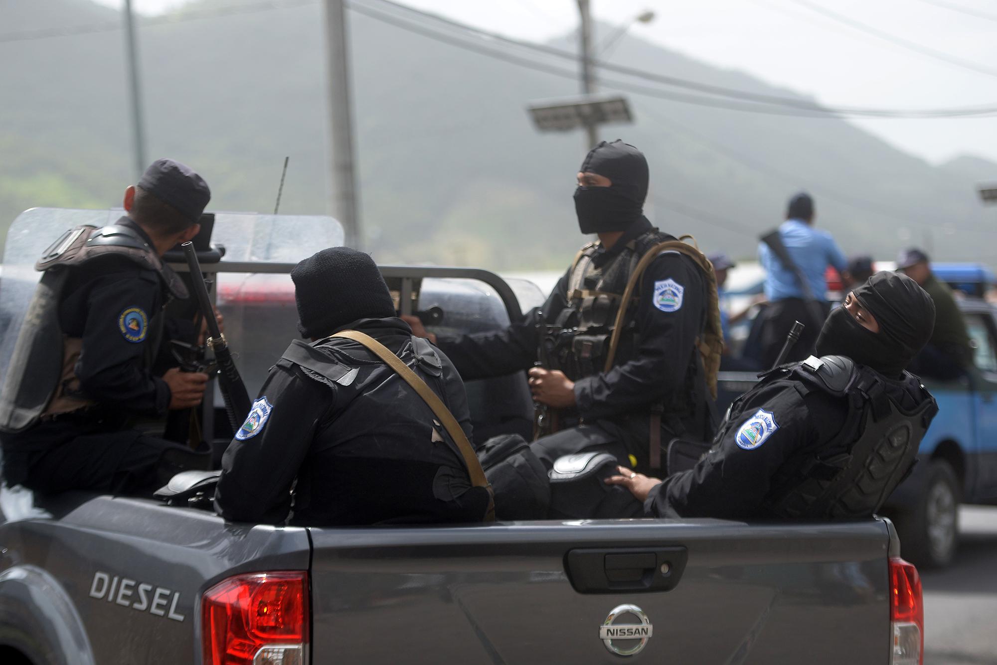 Miembros de las Fuerzas Especiales de Nicaragua patrullan después de enfrentamientos con manifestantes antigubernamentales en el barrio de Sandino, en Jinotega, Nicaragua, el 24 de julio de 2018. Foto: Marvin Recinos / AFP