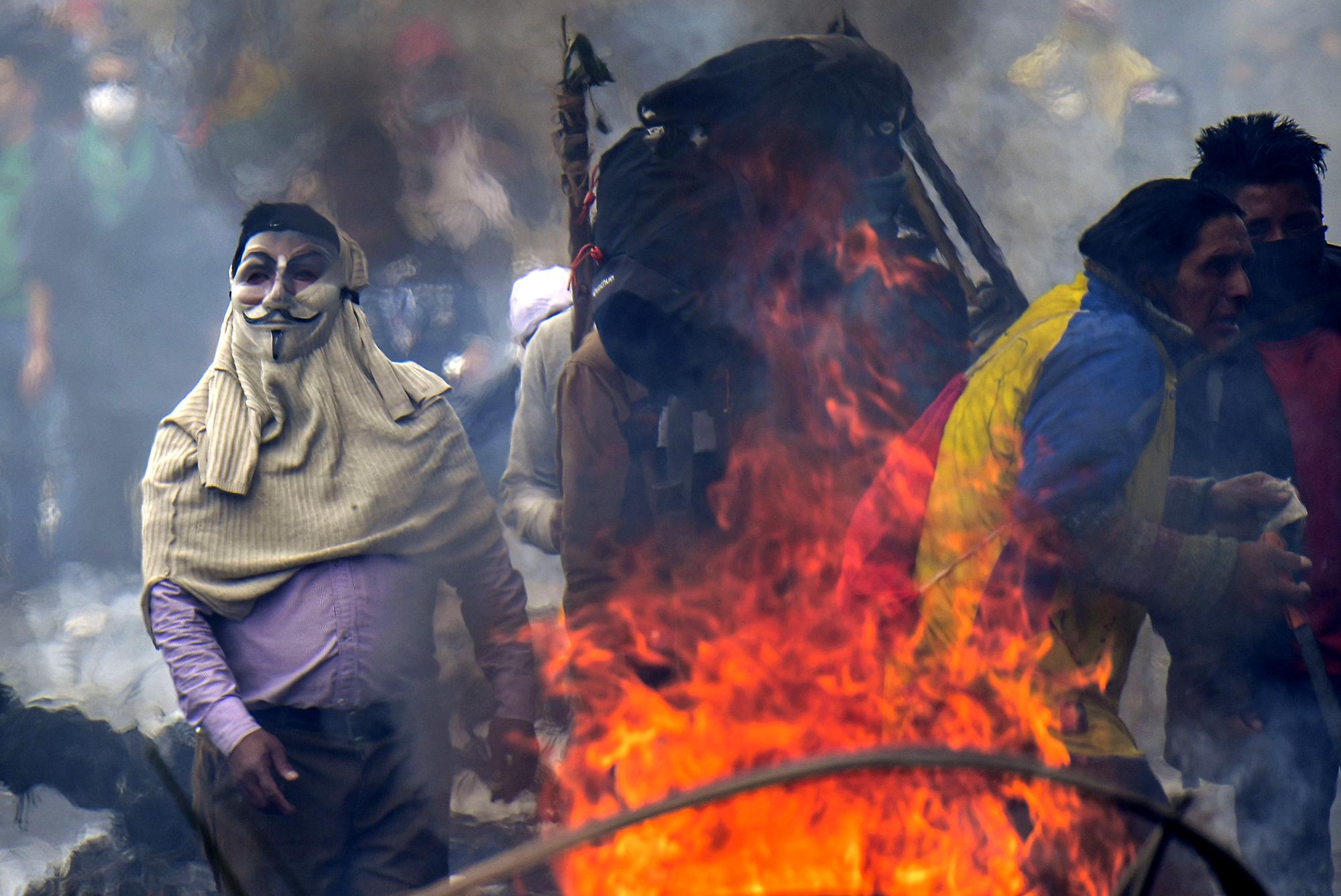 Manifestantes durante una jornada de protestas contra el aumento en el precio del combustible ordenado por el gobierno para asegurar un préstamo del FMI. Quito, Ecuador, 11 de octubre de 2019. Foto por Martin Bernetti / AFP.