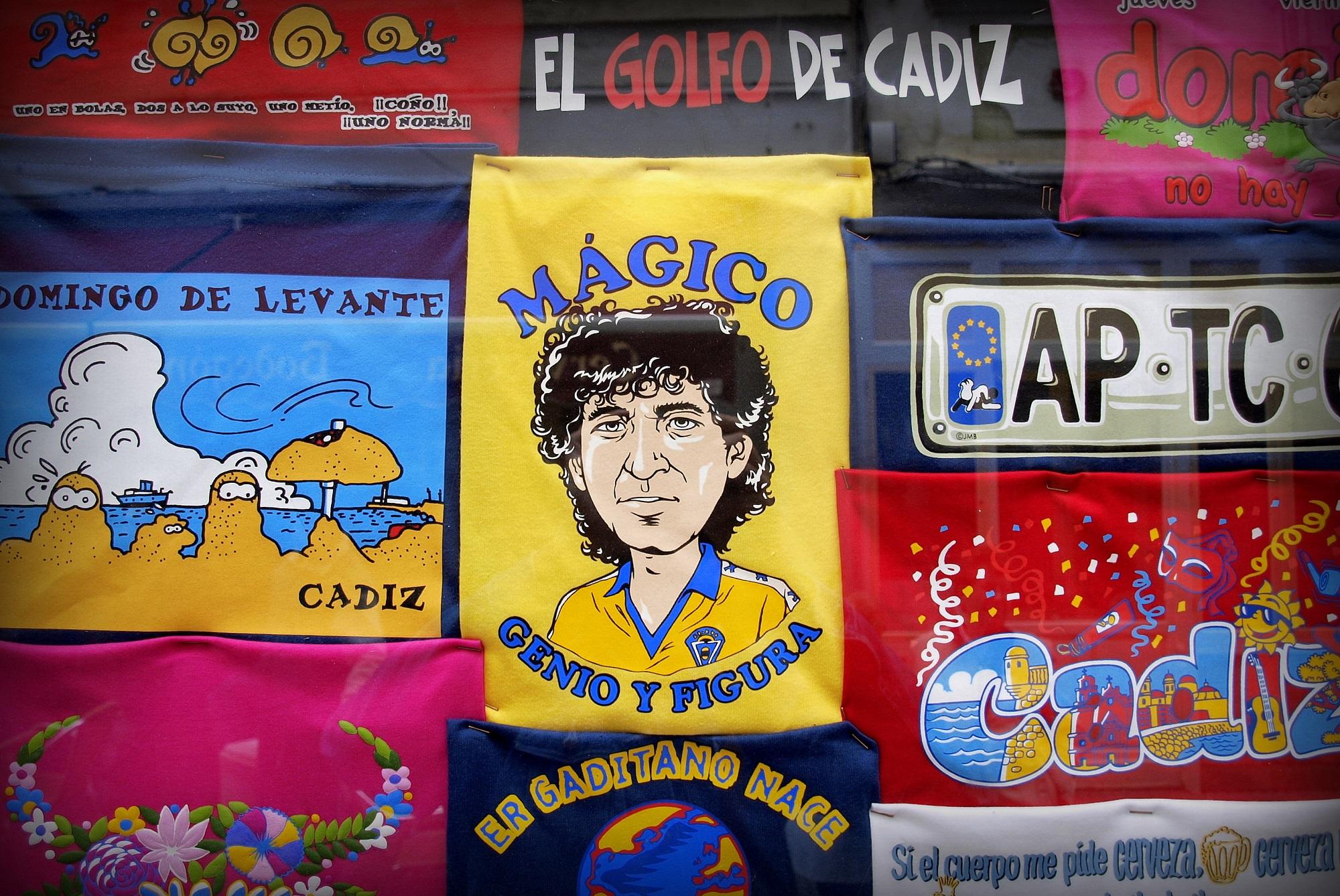 Abril de 2014. Han transcurrido 32 años desde que el salvadoreño se enfundó por primera vez la camisola del Cádiz CF, pero en la ciudad andaluza se le sigue recordando con cariño, como evidencia esta camisola, a la venta en una céntrica tienda.