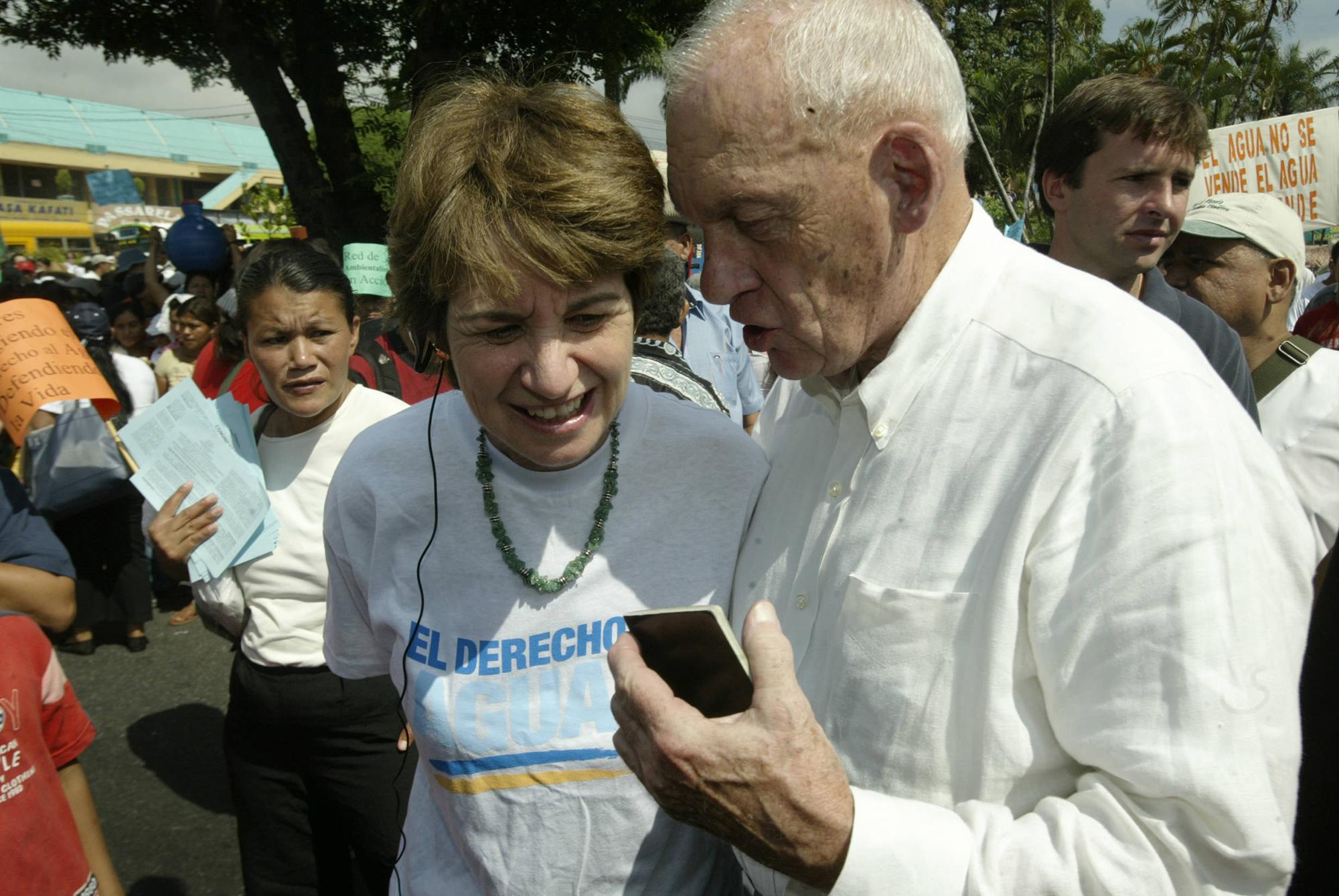 Former US ambassador to El Salvador, Robert White, talks to Kathelyn Kennedy, daughter of US senator Robert Kennedy, in a march organized by rural communities 05 October, 2007 in San Salvador against the privatization of tap water. (Jose Cabezas/AFP)  