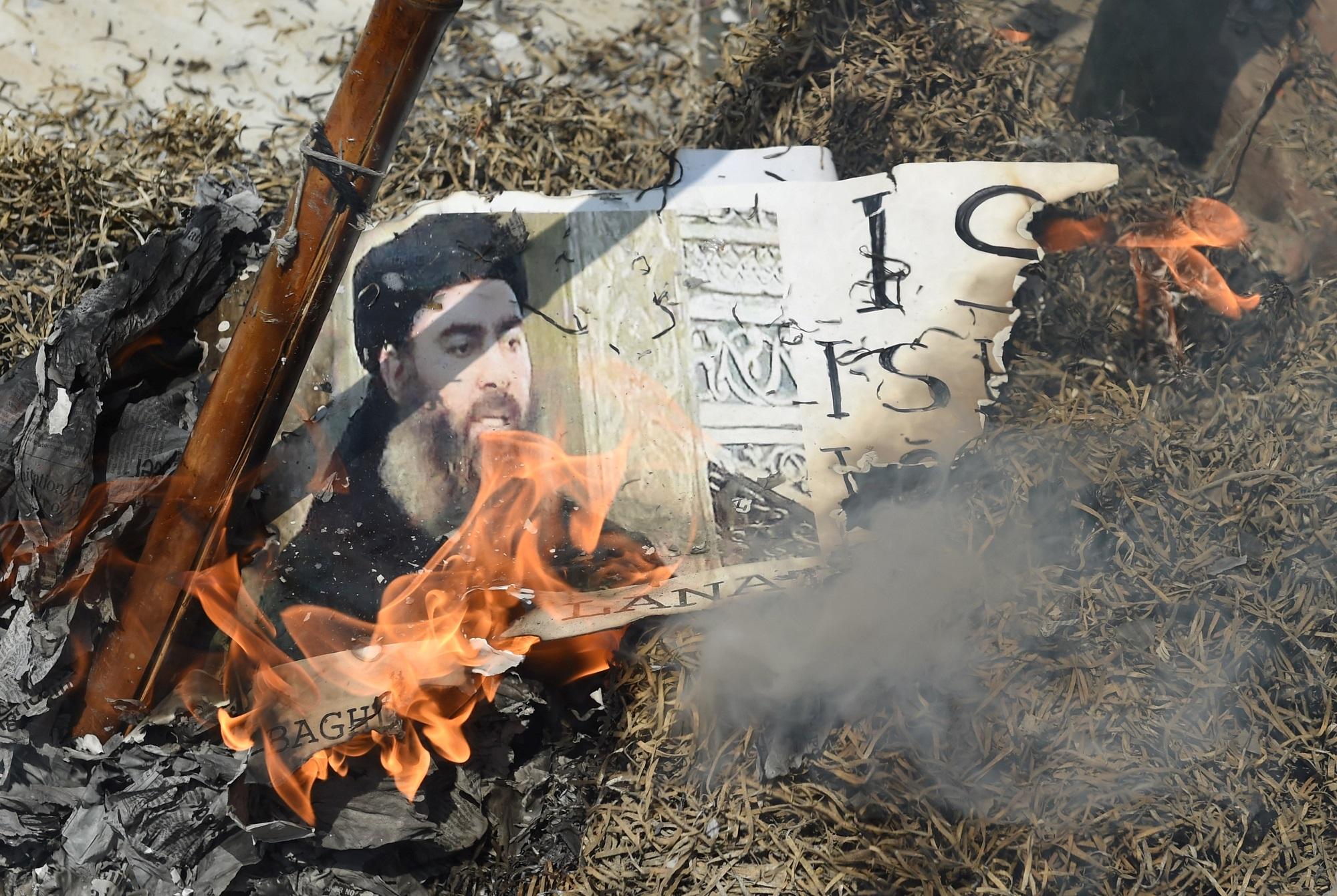 Musulmanes chiítas queman un retrato de Abu Bakr al Bagdadi, el líder del califato proclamado en Irak y Siria por el grupo yihadista Estado Islámico. Foto Prakash Singh (AFP).