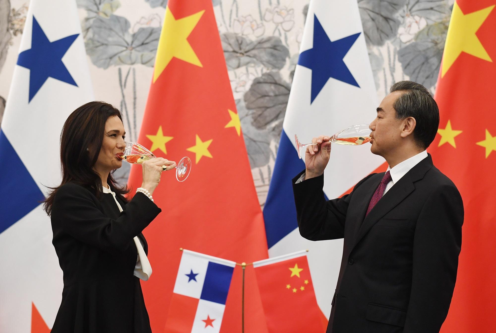El ministro de Relaciones Exteriores chino, Wang Yi, y la vicepresidenta de Panamá, Isabel Saint Malo, brindan tras la conferencia celebrada el 12 de junio en Pekín, en la que se anunció la ruptura del país centroamericano con Taiwán. Foto Greg Baker (AFP).