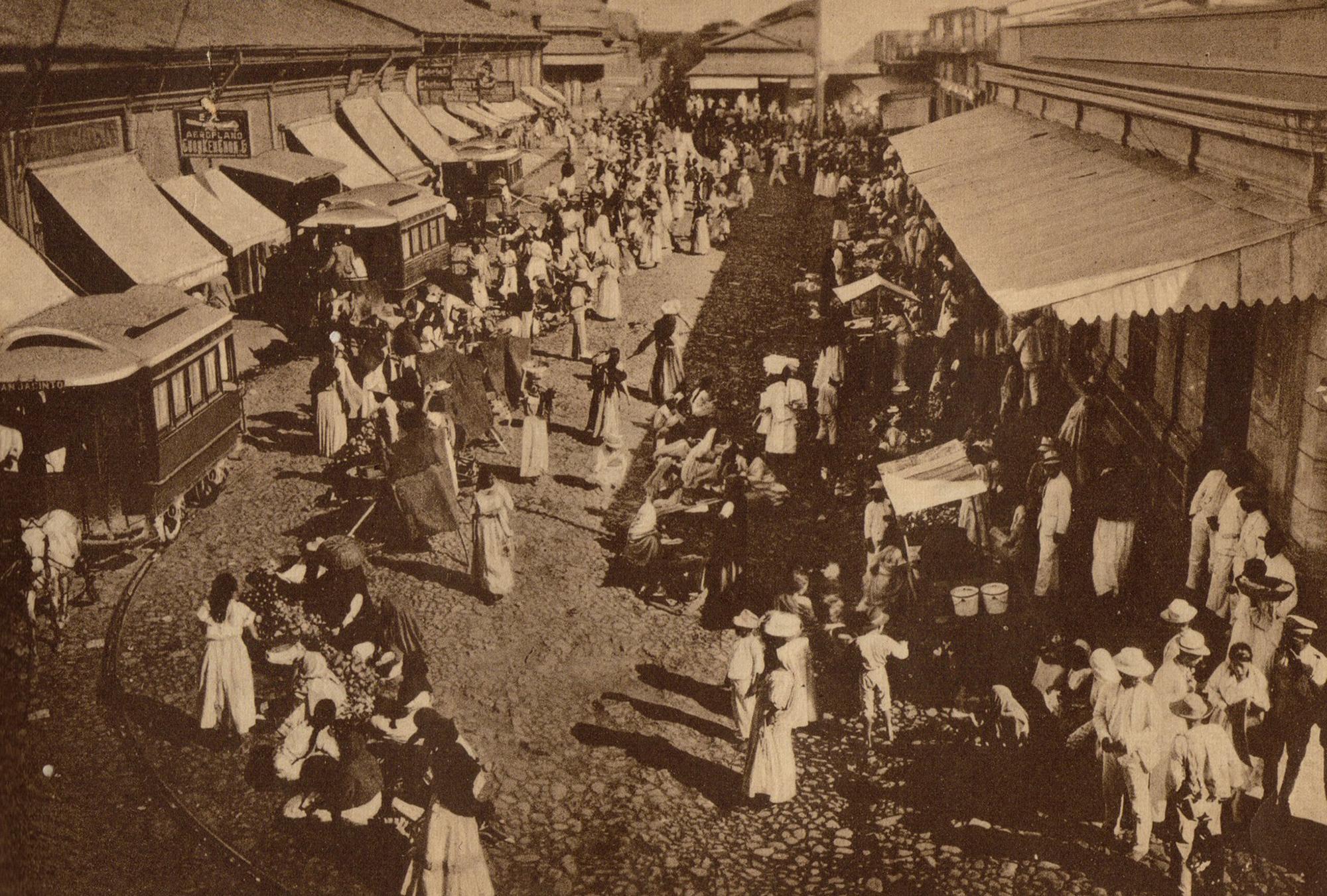 Escena de la calle del Mercado Central donde se reunieron las manifestantes. 200 fotografías de la República El Salvador (San Salvador: n.p., 1924).