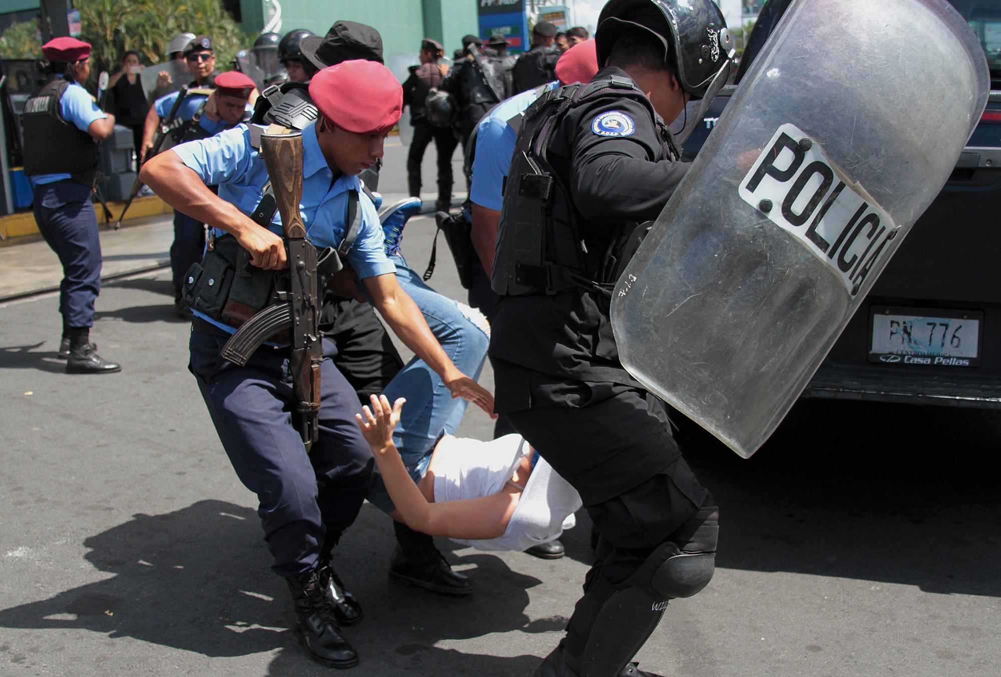 Agentes de la Policía Nacional de Nicaragua detienen con violencia a manifestantes que se habían concentrado este sábado 16 de marzo para protestar contra el régimen de Daniel Ortega. Foto Maynor Valenzuela (AFP).