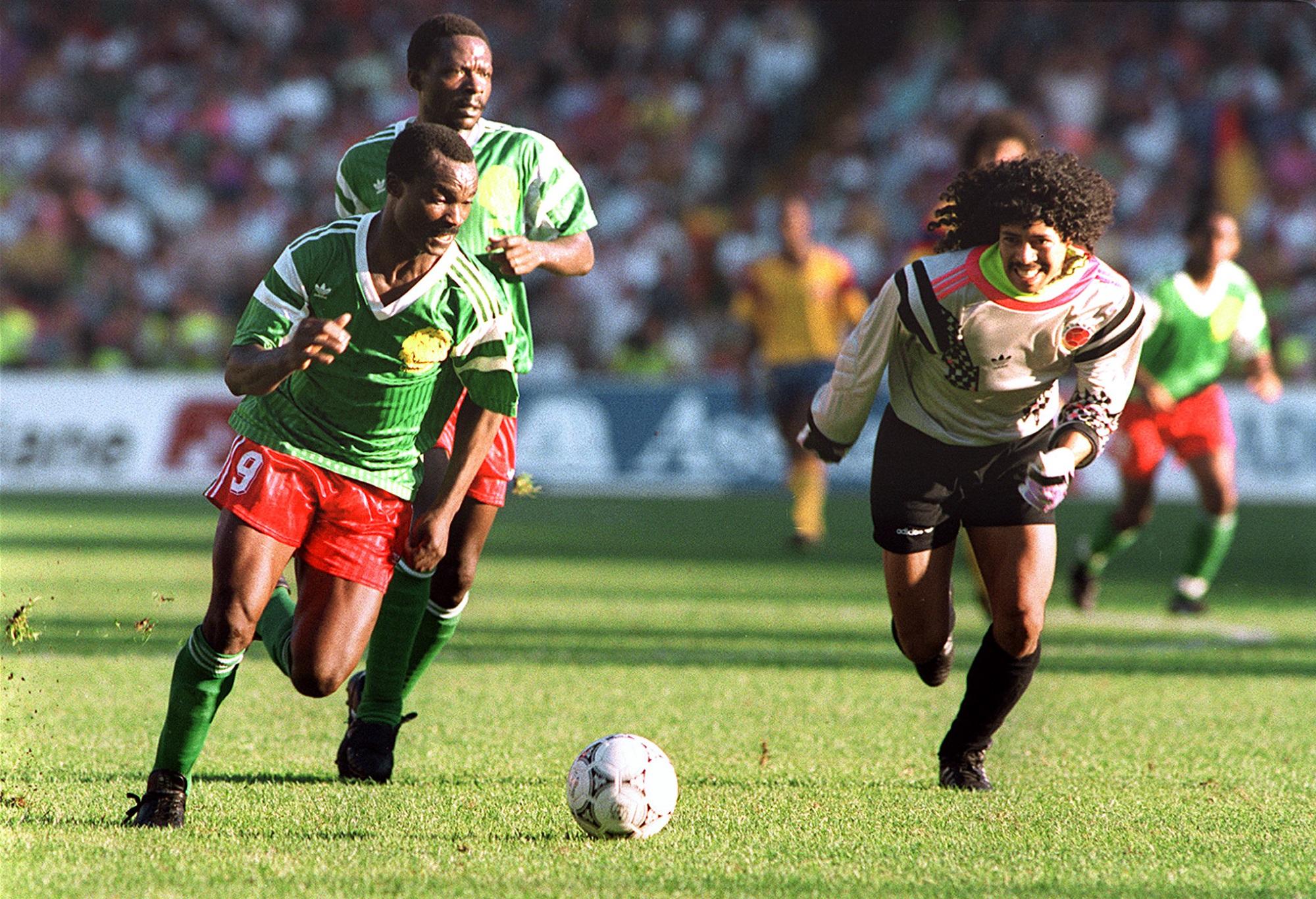 La superstición del portero colombiano René Higuita era llevar siempre calzones azules bajo el uniforme, pero eso no impidió la pifia ante el Camerún de Roger Milla en el Mundial de Italia 1990. Foto AFP.
