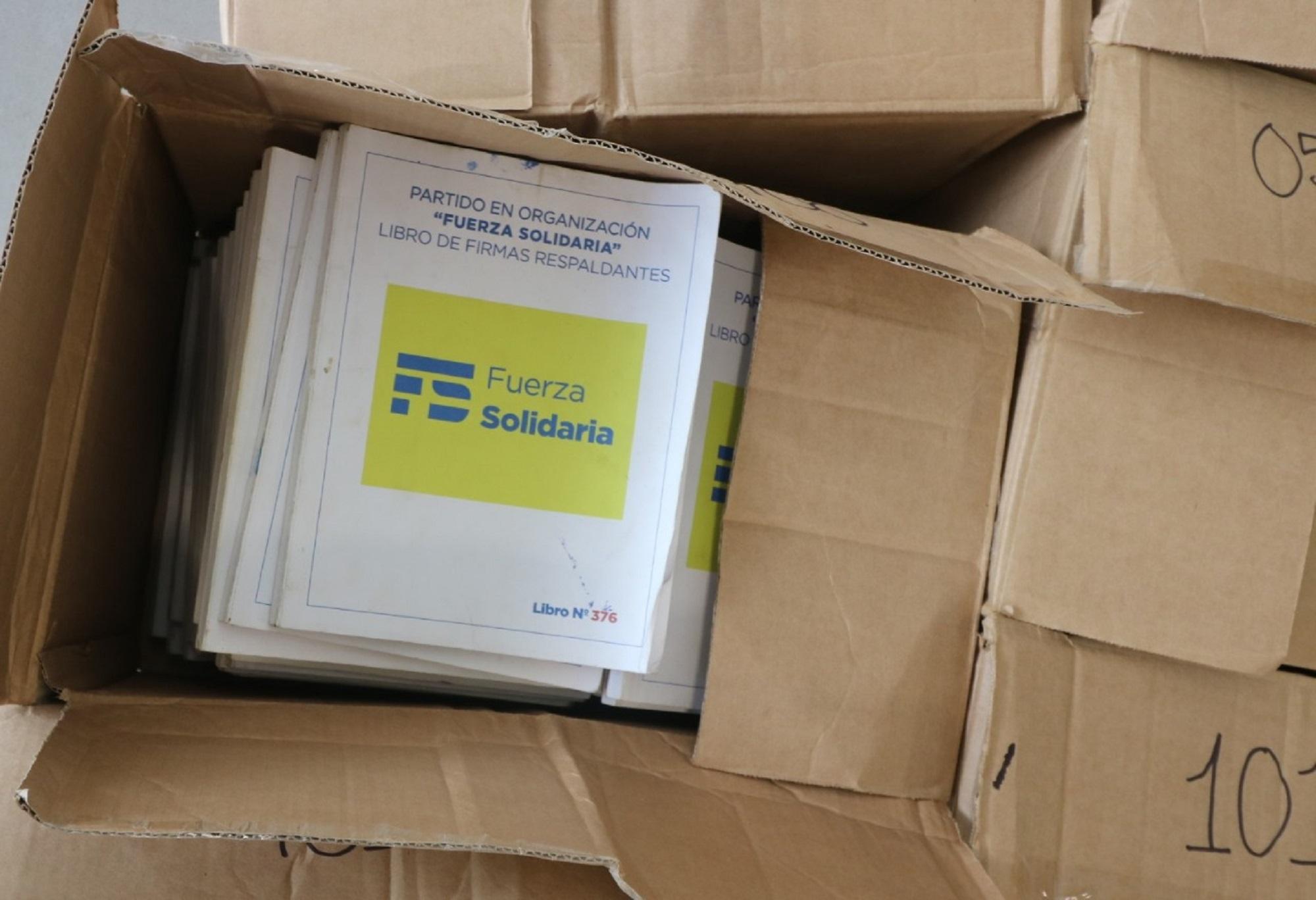 Fuerza Solidaria proyectó usar solo 700 libros para conseguir las firmas de respaldantes para su inscripción como partido. Sin embargo, el tribunal le autorizó 200 libros más. Foto:cortesía.