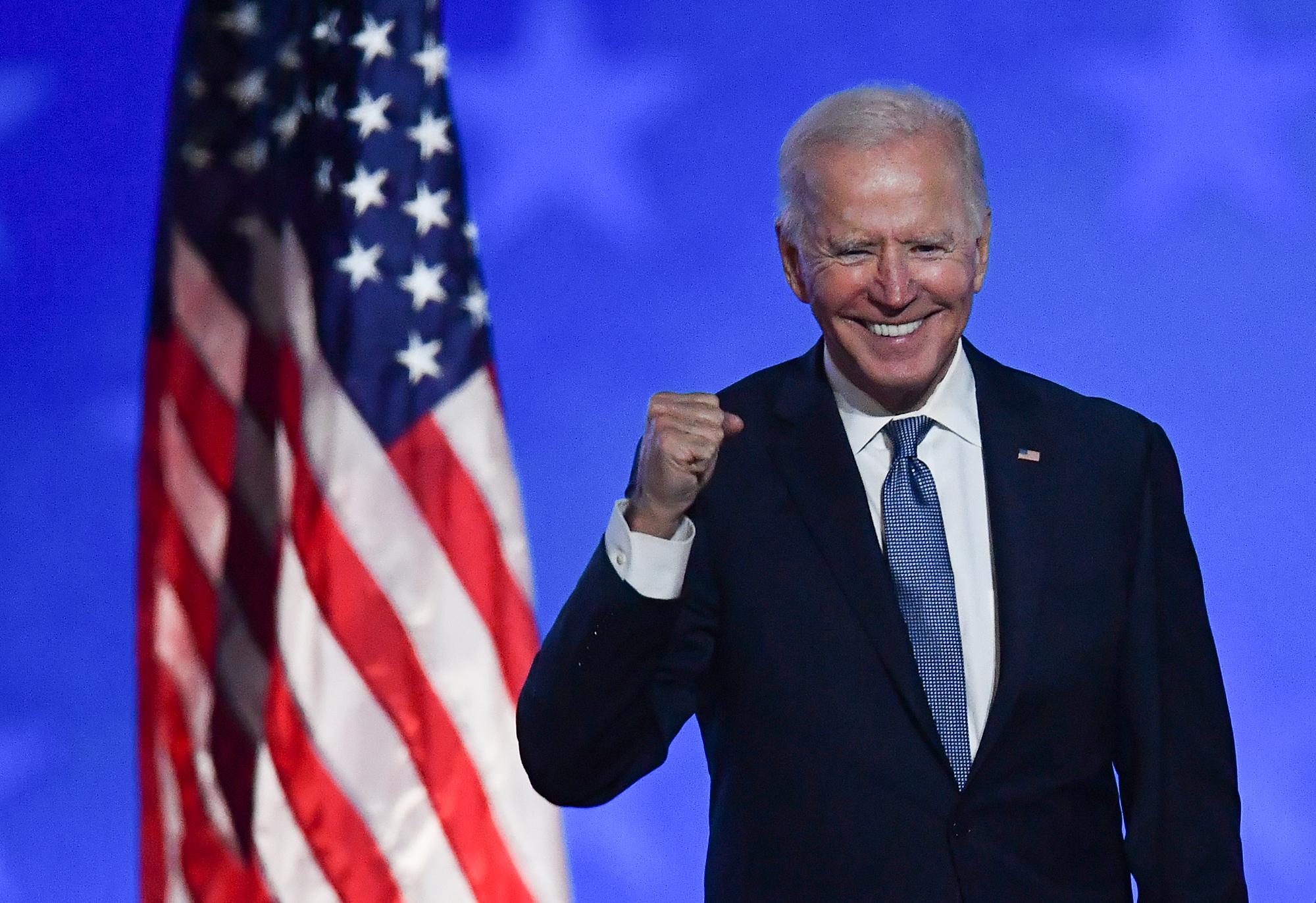 Joe Biden hace un gesto de satisfacción la noche del 3 de noviembre en el Chase Center en Wilmington, Delaware. 