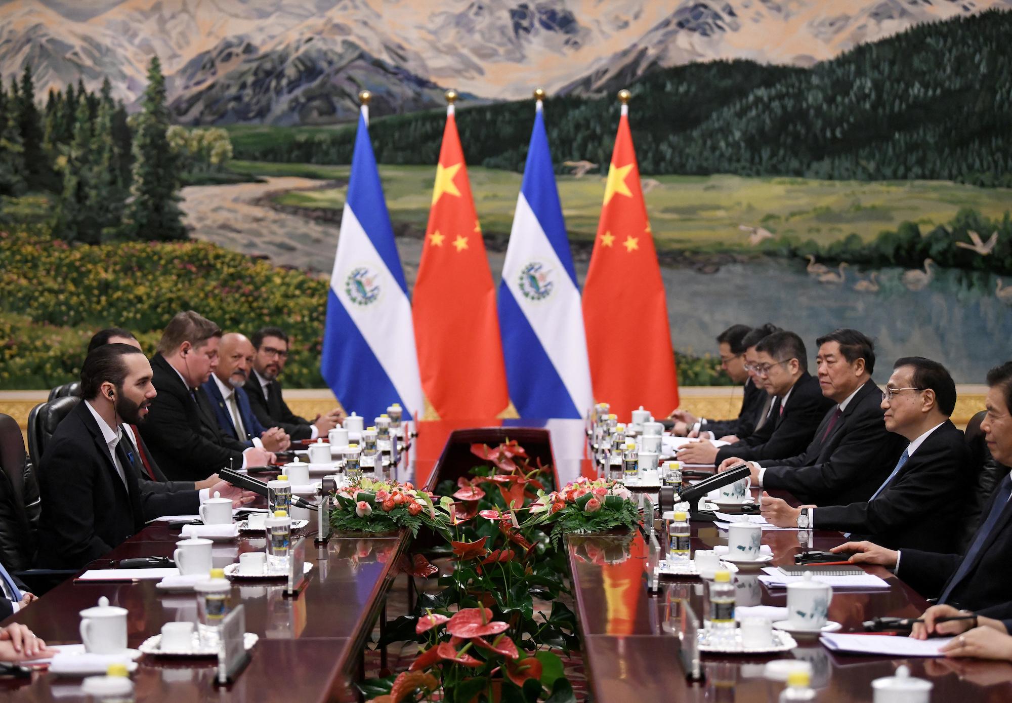 Salvadoran president Nayib Bukele meets with Chinese Prime Minister Li Keqiang, in the Great Hall of the People in Beijing, in December 2019. Photo: Noel Celis/POOL/AFP