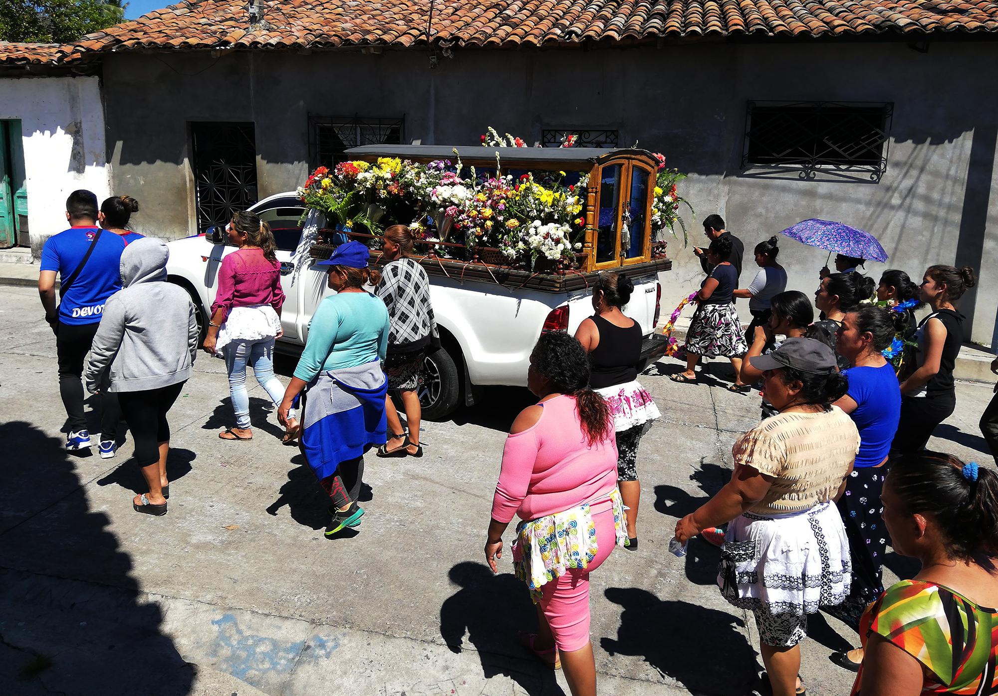 Vendedores, familia y amigos de Iván Sandoval acompañan al cuerpo en camino al cementerio general de San Juan Talpa.