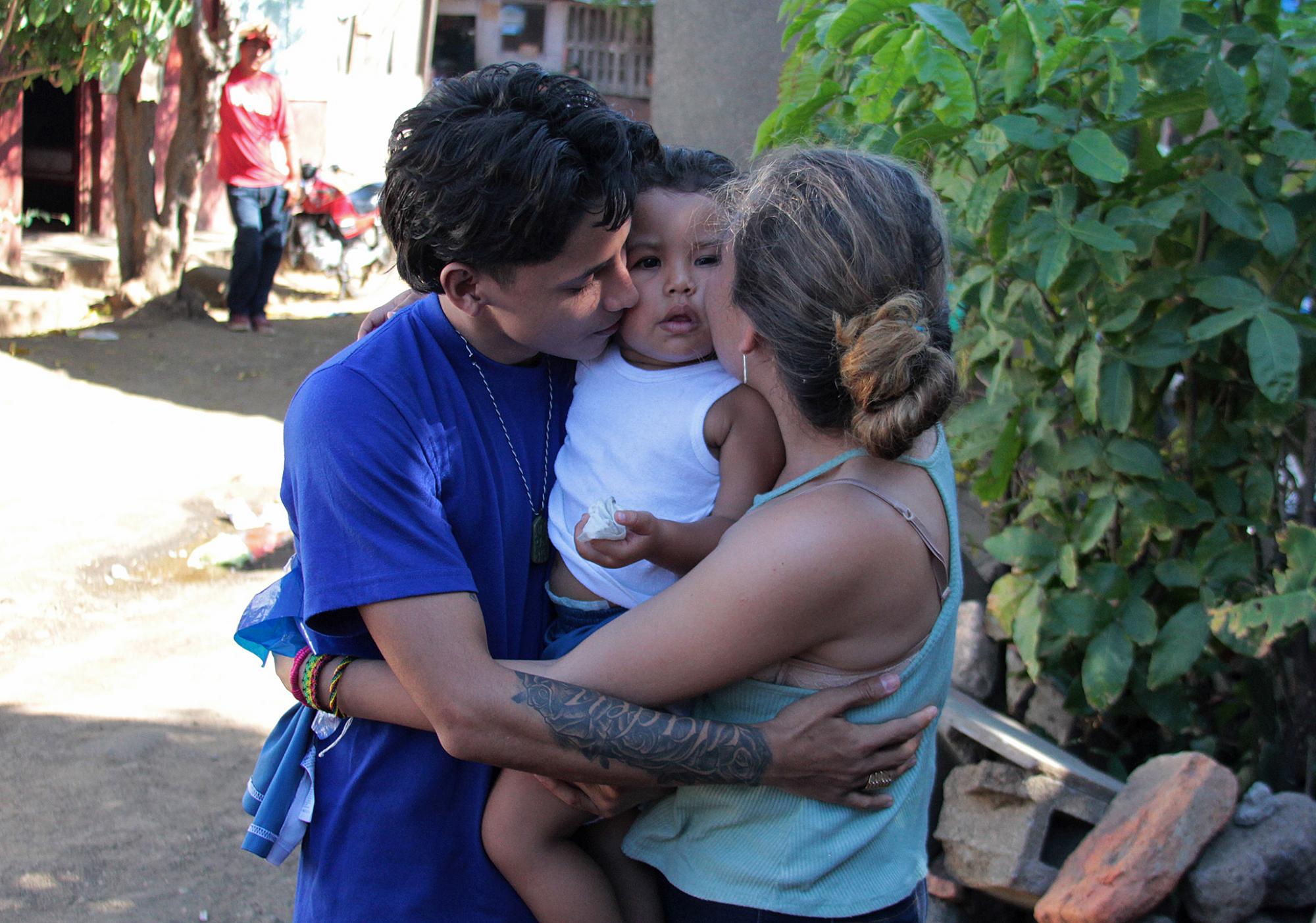 Norwin Josué Gutiérrez, de 20 años, se reúne con su esposa e hijo en su casa, luego de su liberación este 15 de marzo de 2019. Foto Maynor Valenzuela (AFP).