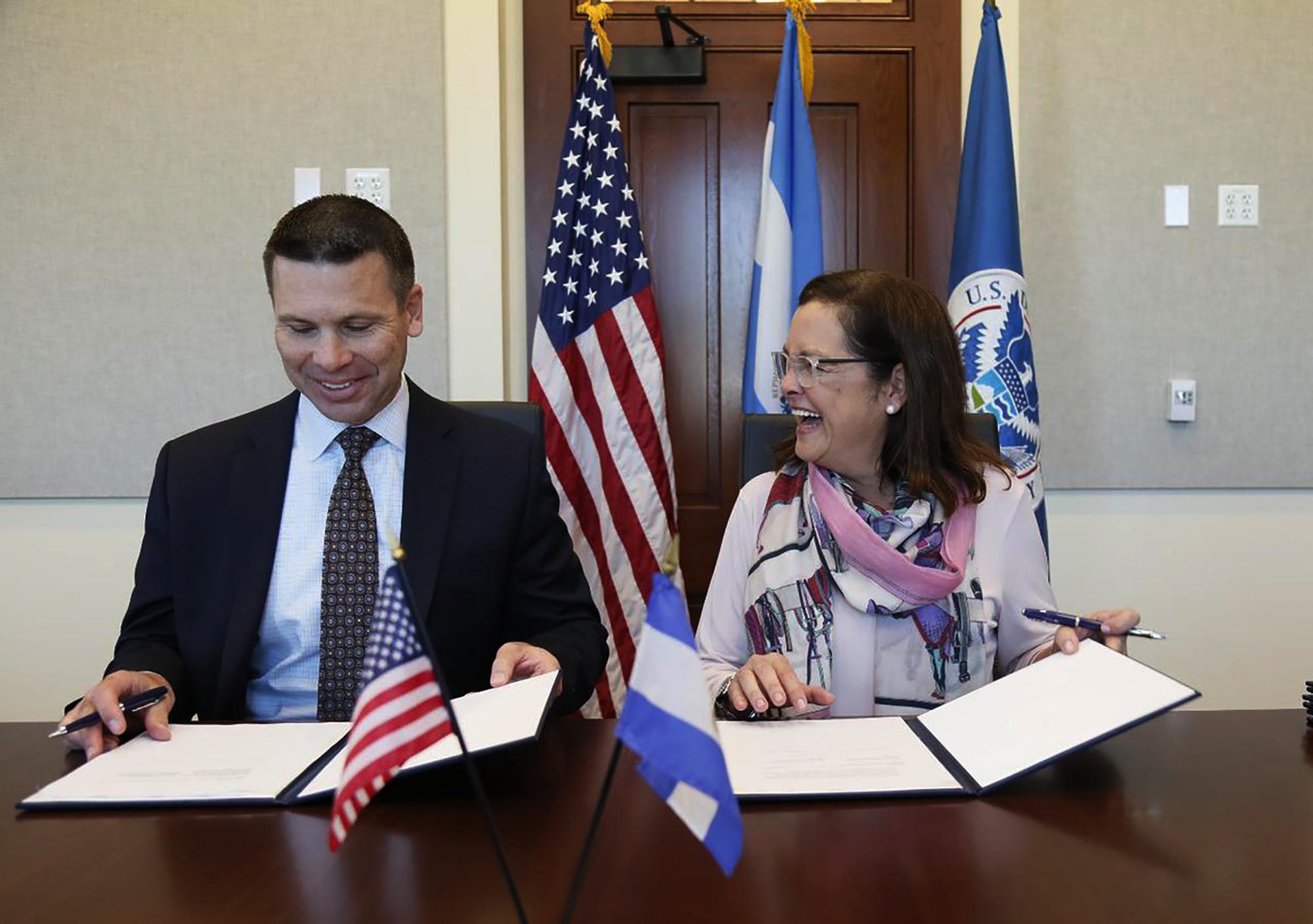 Reunión de la canciller salvadoreña, Alexandra Hill Tinoco con el Secretario Nacional de Seguridad de Estados Unidos, Kevin McAleenan, en Washingnton DC, el 28 de octubre de 2019. 