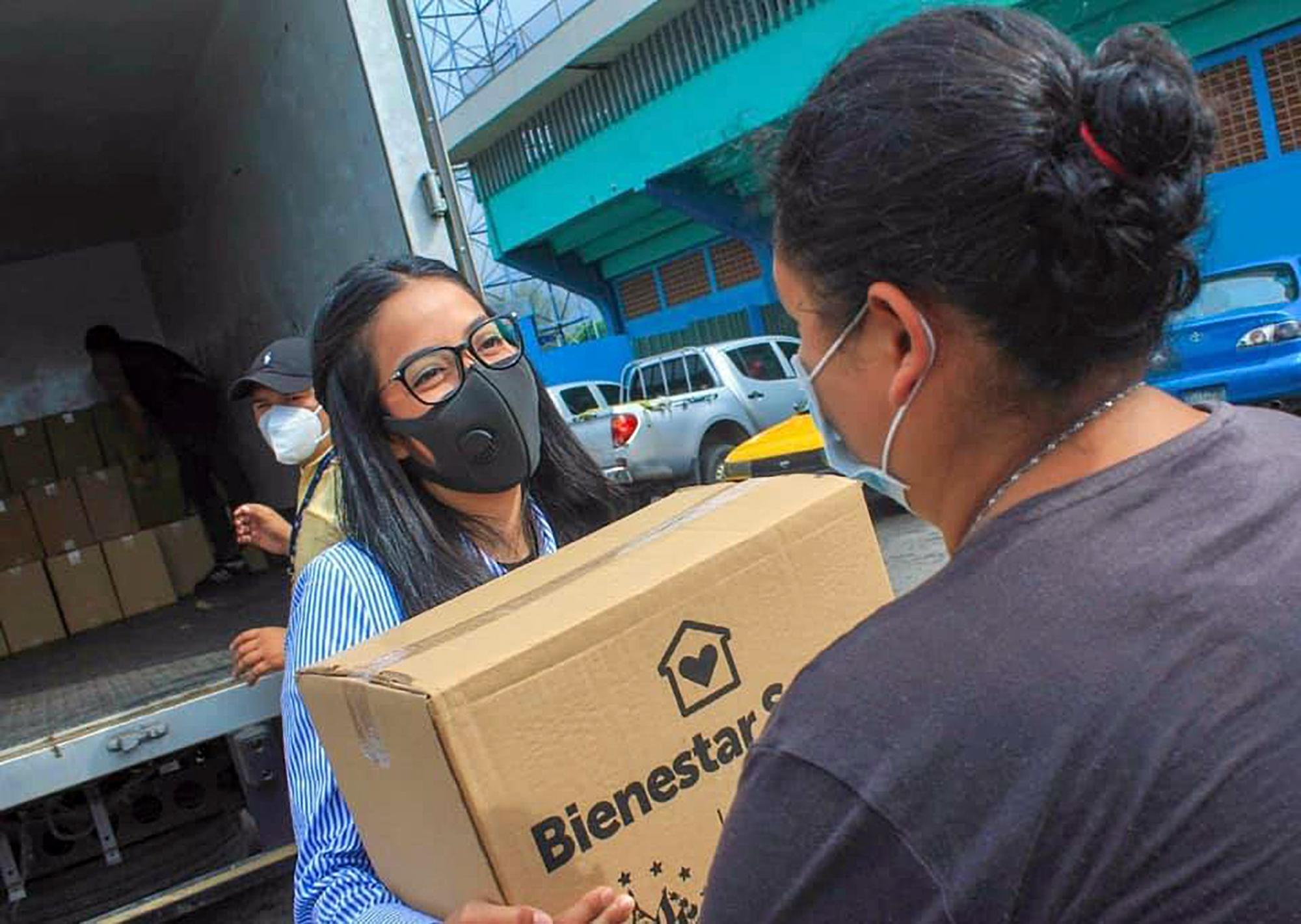 Michelle Castro, actual concejal de la Alcaldía de San Salvador, durante entrega de paquetes alimentarios en las comunidades de San Salvador. Foto de El Faro: Redes sociales de Michelle Castro. 