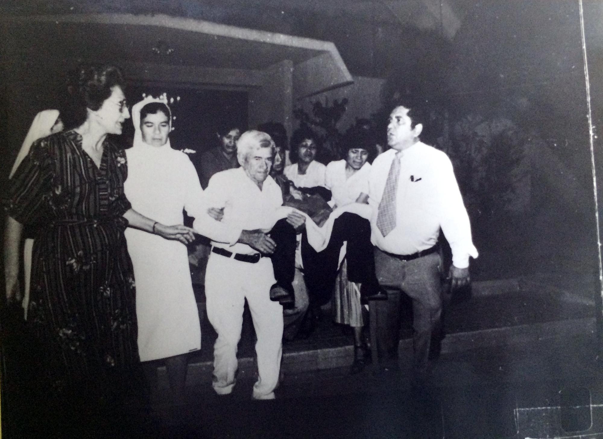 Fotografía del traslado del cuerpo de Monseñor Romero, 24 de marzo de 1980. Foto del archivo del fotógrafo Eulalio Pérez.