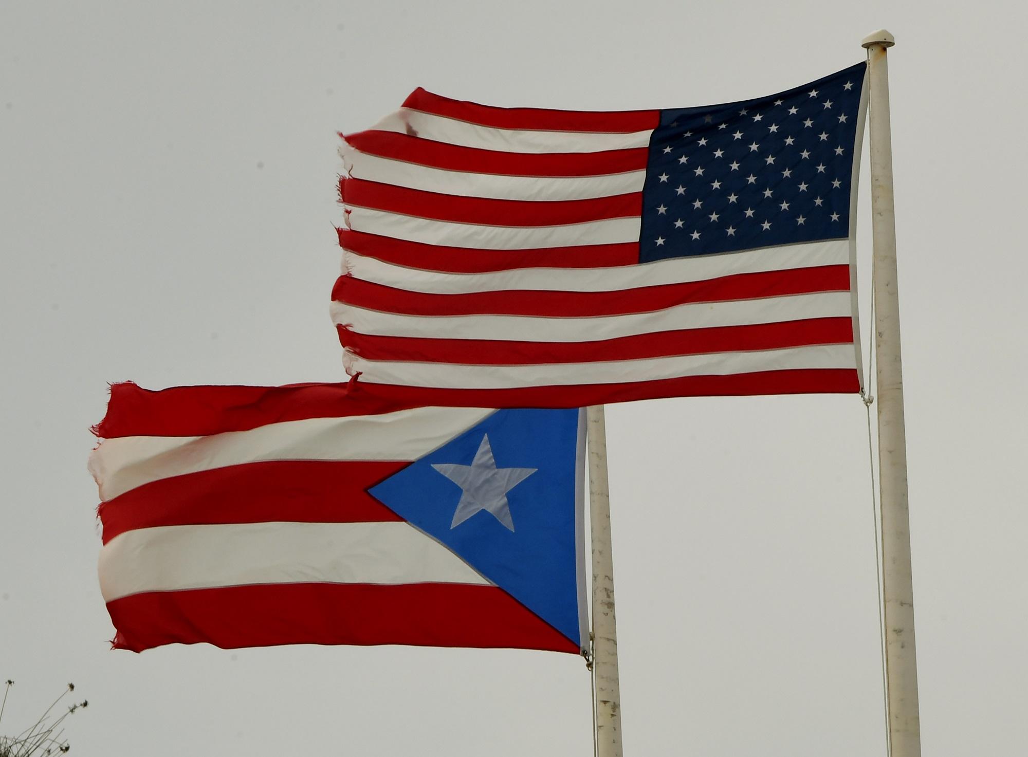 Las banderas de Puerto Rico y Estados Unidos ondean en San Juan, la capital. Desde mediados del siglo XX, la isla es un estado libre asociado con Estados Unidos, y no un país independiente. Foto Mark Ralston (AFP).