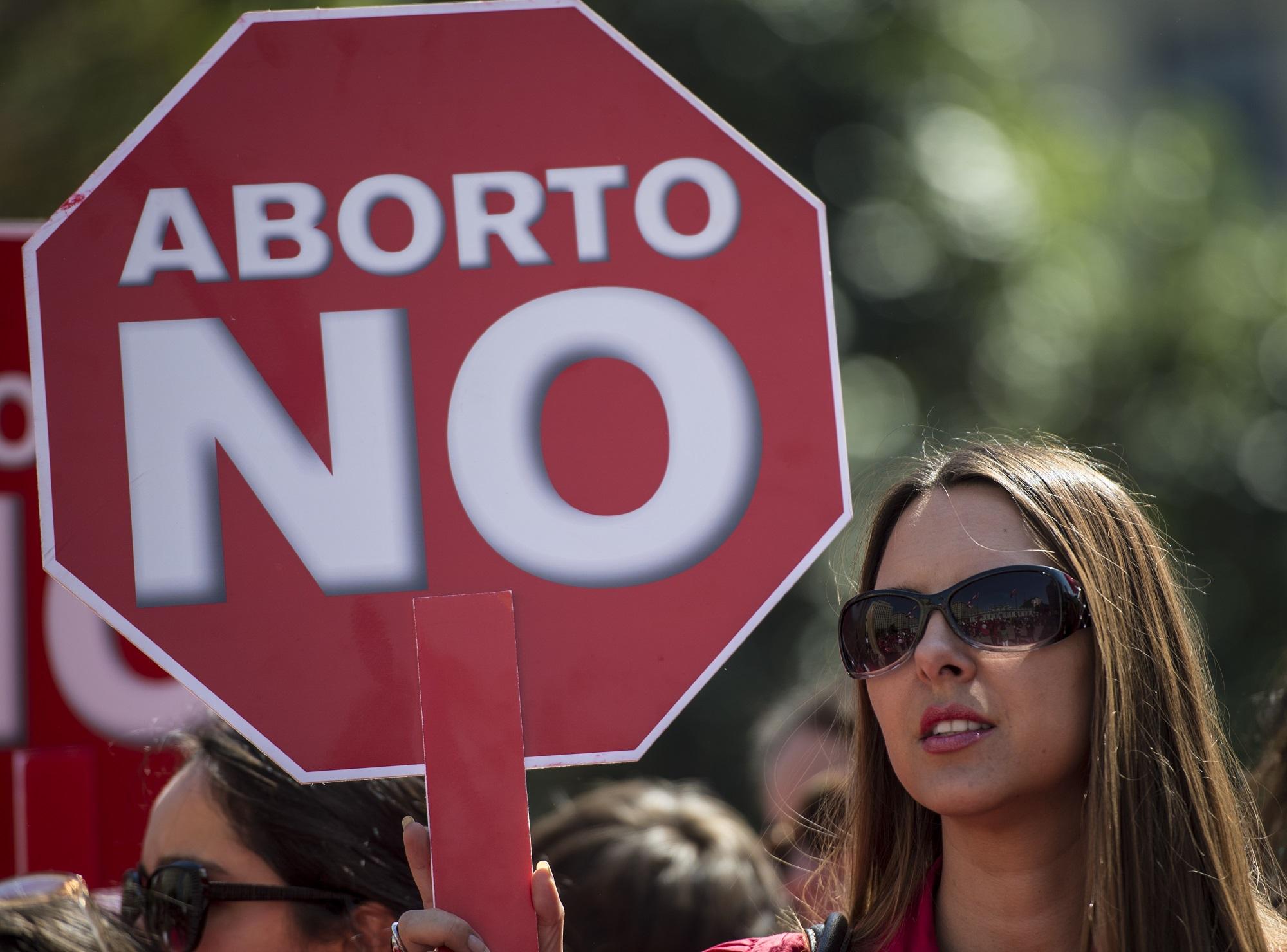 La ley que despenaliza el aborto terapéutico ha tenido que superar una fuerte oposición de los sectores más conservadores de la sociedad chilena, pero al final la mayoría de la clase política ha aprobado la normativa en las dos cámaras, Congreso y Senado. Foto Martín Bernetti (AFP).