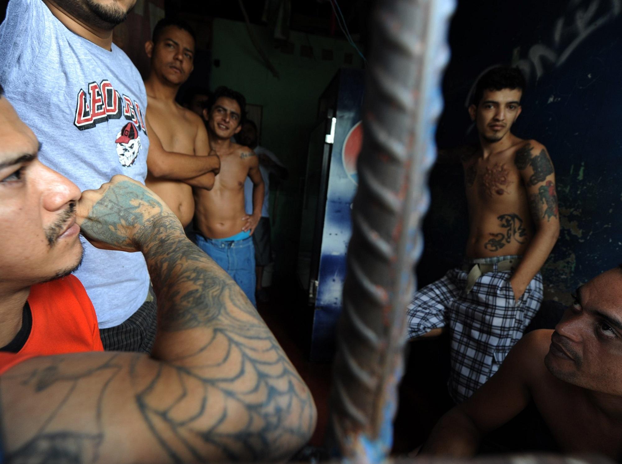 Fotografía tomada en marzo de 2012 dentro del sector de la Mara Salvatrucha de la Penitenciaría Nacional de San Pedro Sula, cárcel que se cerrará definitivamente en octubre de 2017. Foto Orlando Sierra (AFP).