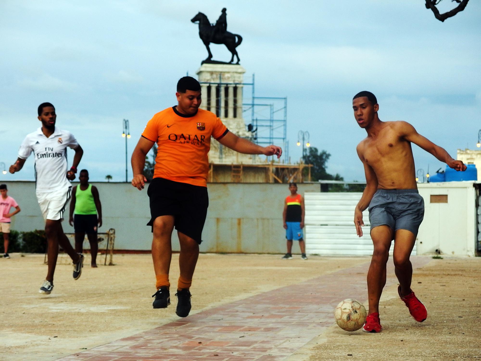 Con la camisola naranja del Barcelona, Yasiel Pérez, de 28 años. Barrio Colón, La Habana.