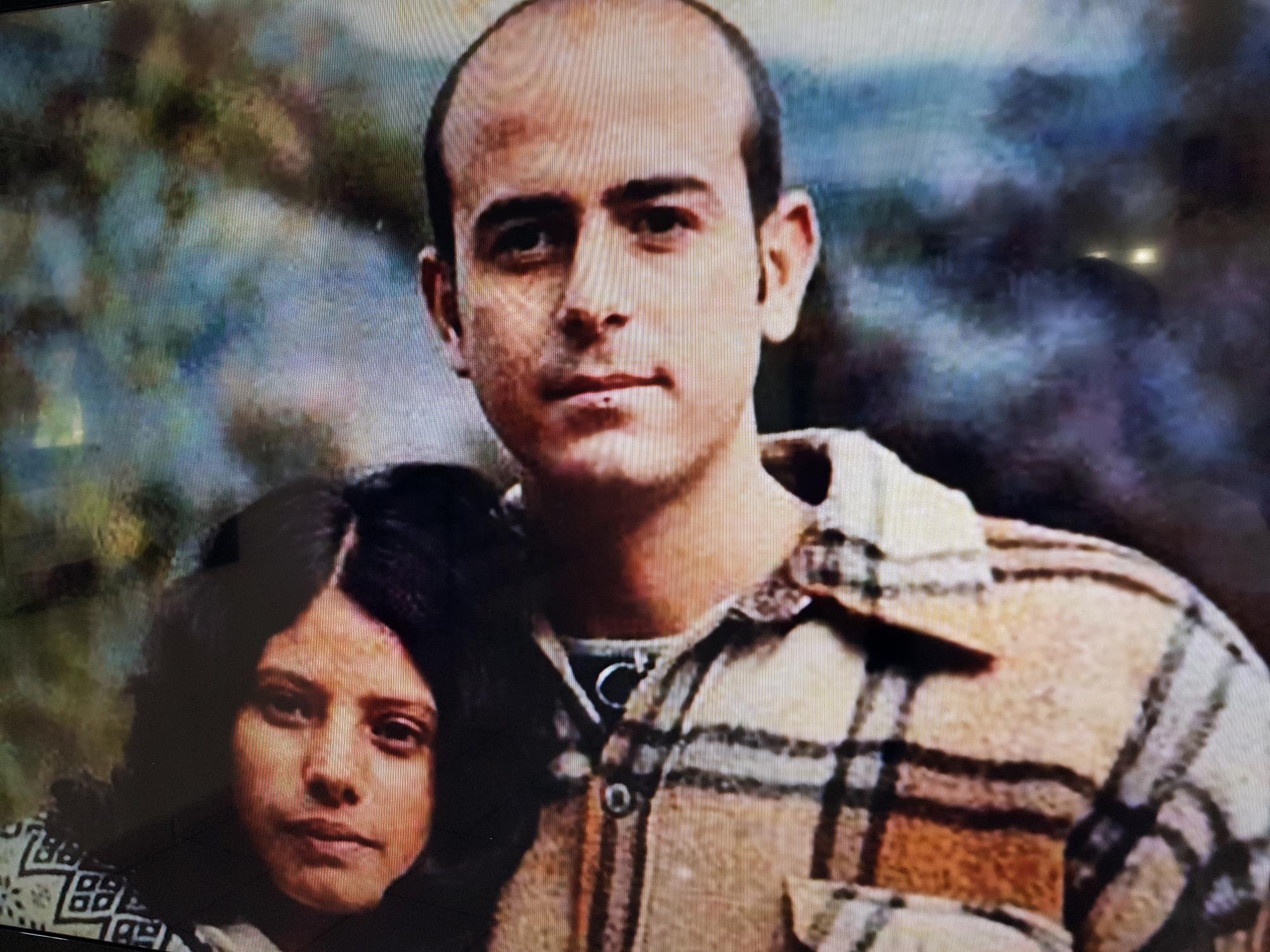 Fernando Llort junto a su esposa, Estela. Foto cortesía de la Familia Llort, tomada en una exposición de video.