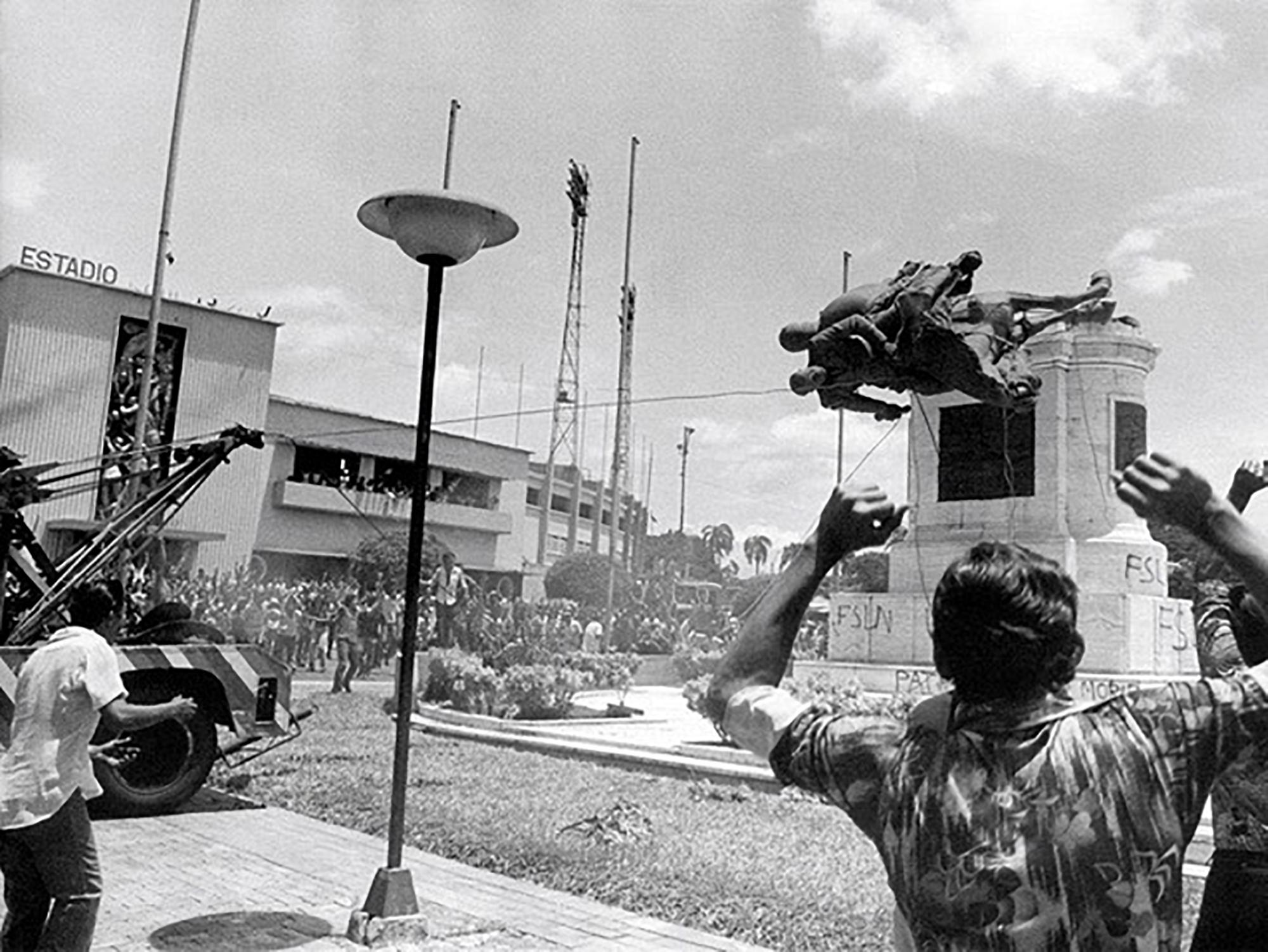 Derribo de la estatua ecuestre de Anastasio Somoza García. Foto de El Faro: Eddy Cruz Flores, La Prensa, 19 de julio de 1979.