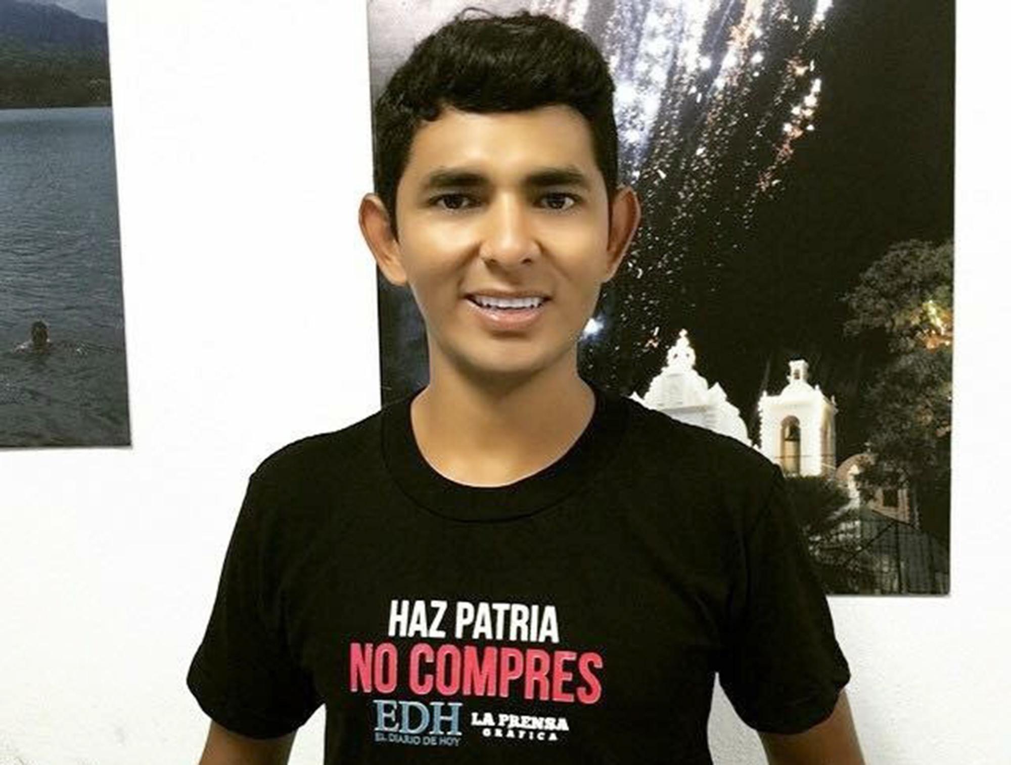 Yoni Azenón, de 29 años, es un comunicador con una trayectoria en el FMLN de casi una década. En la imagen, muestra una camisa cuya estampa él diseñó para la campaña de Nayib Bukele en San Salvador, la capital salvadoreña, en 2014-2015.  Foto de El Faro: Cortesía.