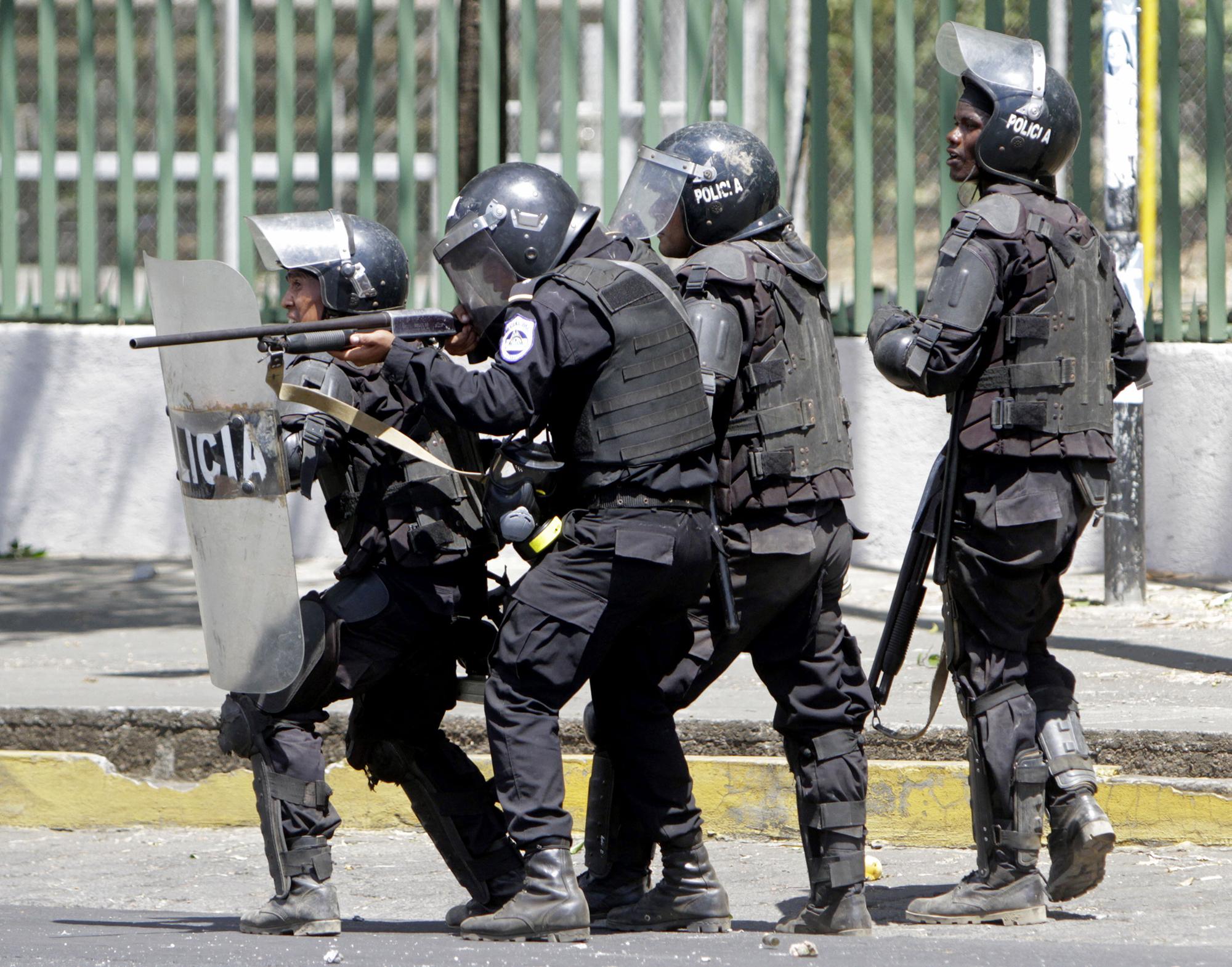 El 19 de abril de 2018, Policías tiran balas de goma, en Managua, a estudiantes de ingeniería que se tomaron las calles para protestar en contra de las reformas que promueve el gobierno al Instituto del Seguro Social (INSS) de Nicaragua. AFP PHOTO, Inti Ocon.