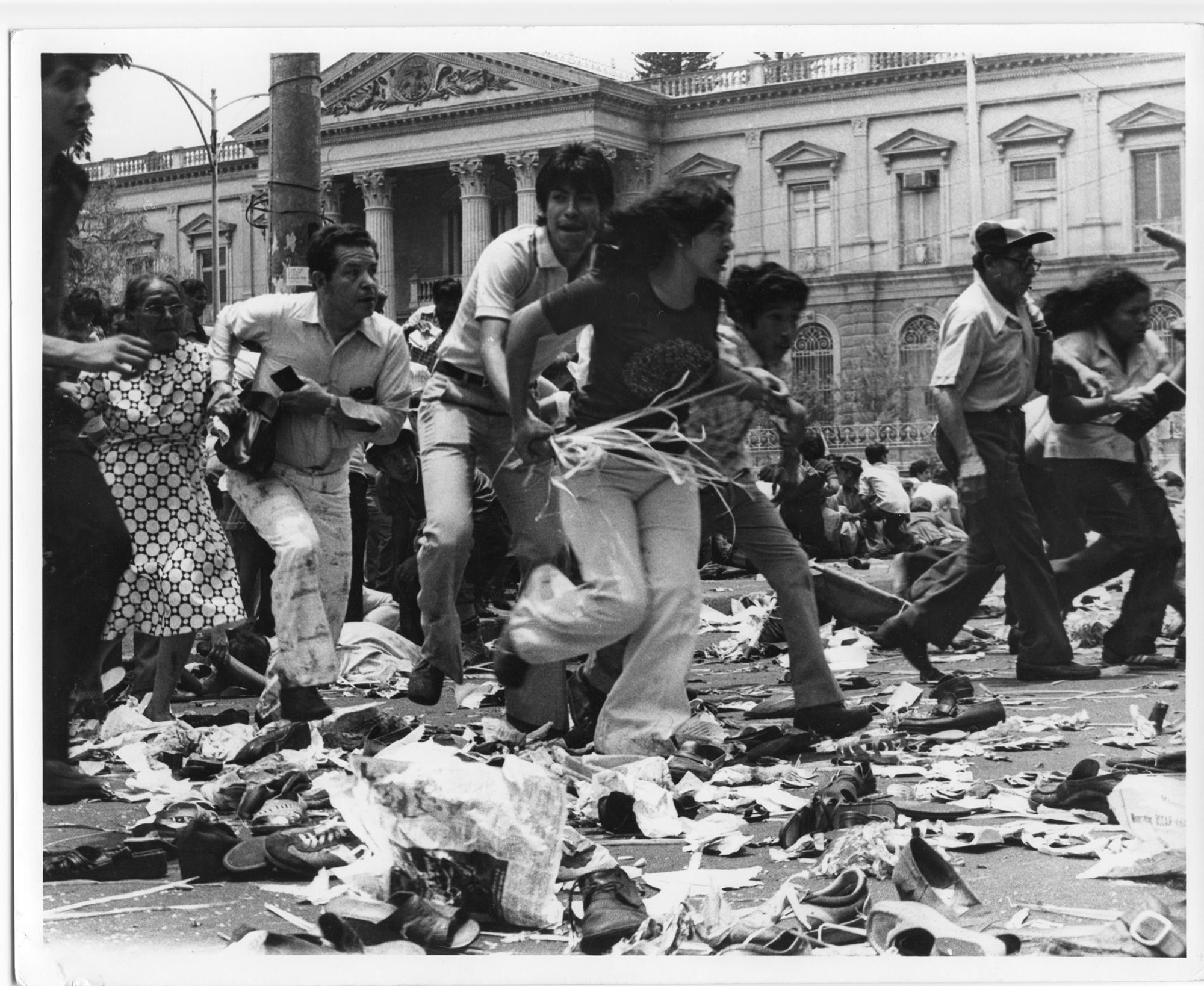 Asistentes al funeral de monseñor Romero corren tras escuchar los disparos en medio de la multitud, en la Plaza Barrios, el domingo 30 de marzo de 1980. Foto: Cortesía del Museo de la Palabra y la Imagen (MUPI).