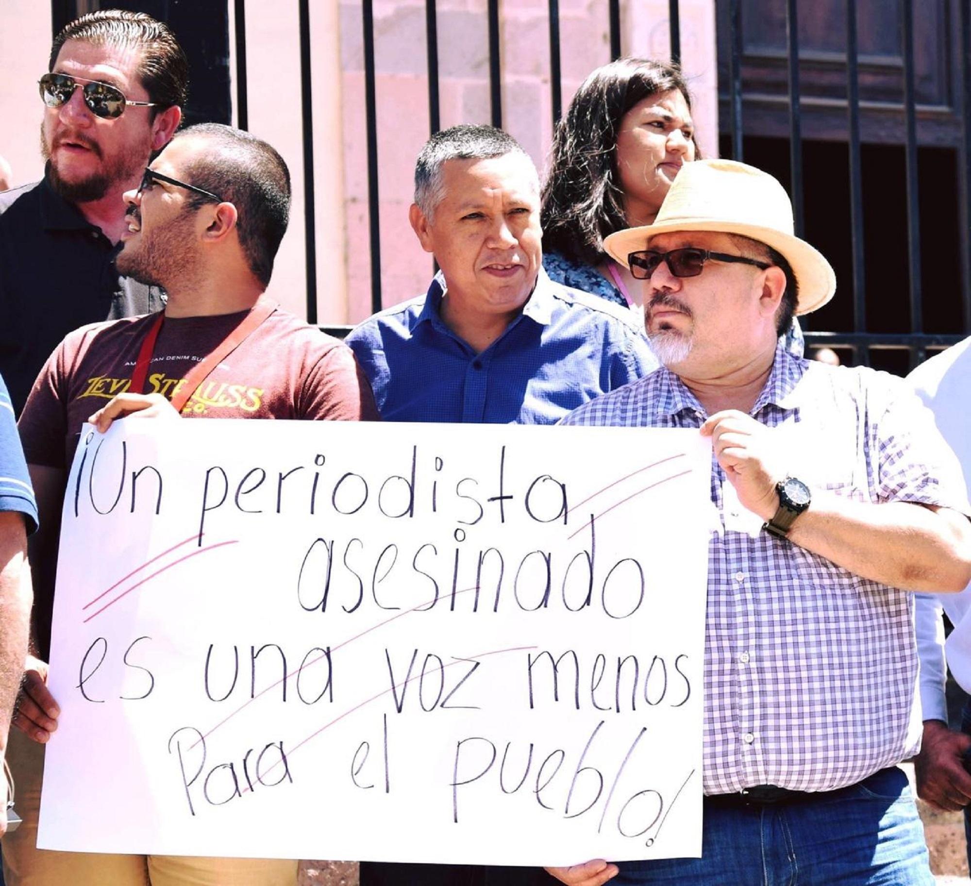 Javier Valdez protestando en concentración de periodistas. Foto cortesía de Griselda Triana.