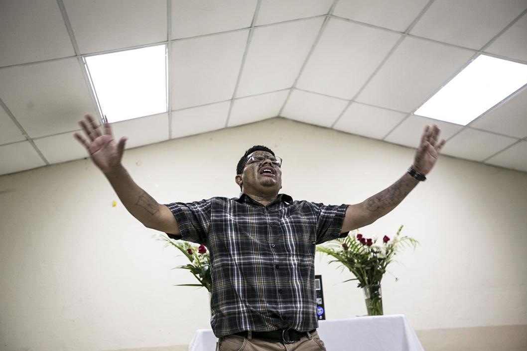Raúl predica en un culto en la colonia Dolores en San Salvador. Raúl es parte de la iglesia Ebenezer, pero colabora con el ministerio La Final Trompeta, el cual es conformado en su totalidad por expandilleros.