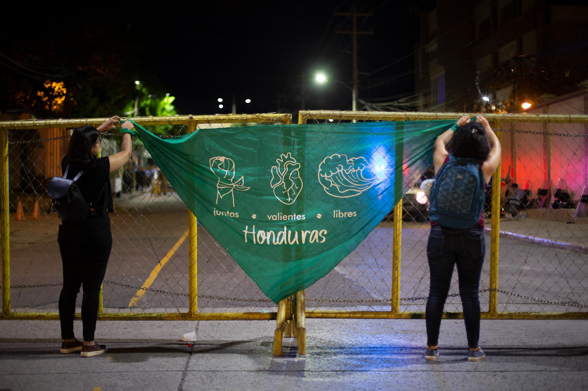 Banner from feminist organizations against the militarization of the country, in front of the Presidential Palace, Tegucigalpa, November 1, 2019. Phooto: Martín Cálix.