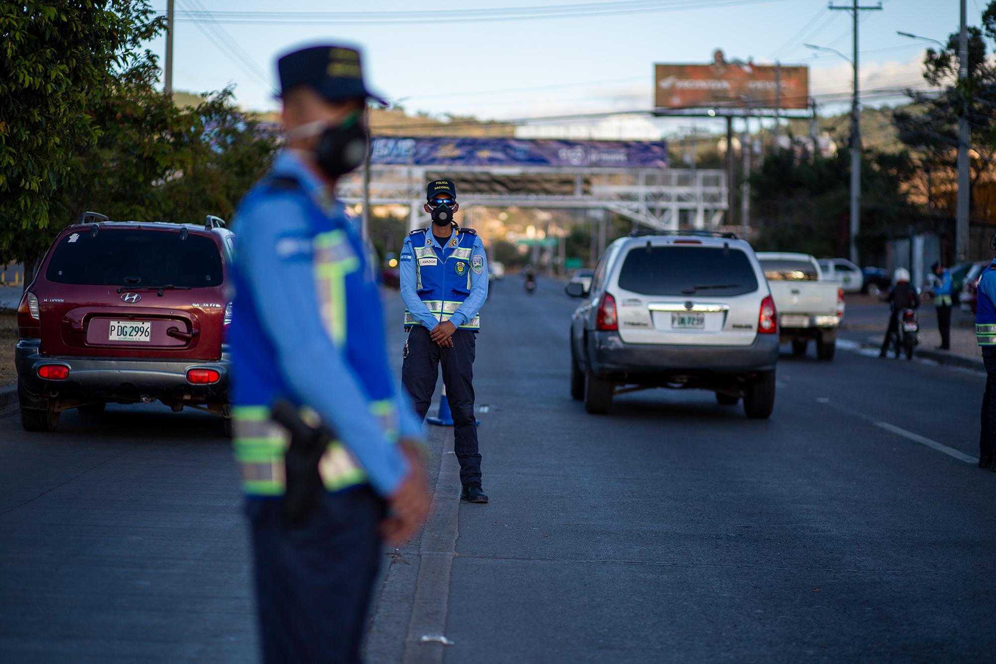 Agents of the Honduran National Police at a checkpoint on Suyapa Boulevard. The capital city is surrounded by a number of these operations, which aim to keep people in their homes in response to fears of spreading the coronavirus. Tegucigalpa, March 18, 2020. Photo: Martín Cálix.