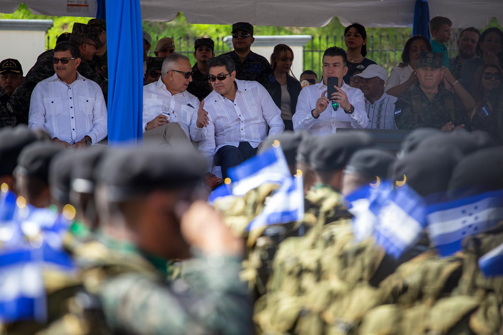Juan Orlando Hernández and Mauricio Oliva concerse during a Day of the Soldier march in Tegucigalpa, October 19, 2019. Photo: Martín Cálix.