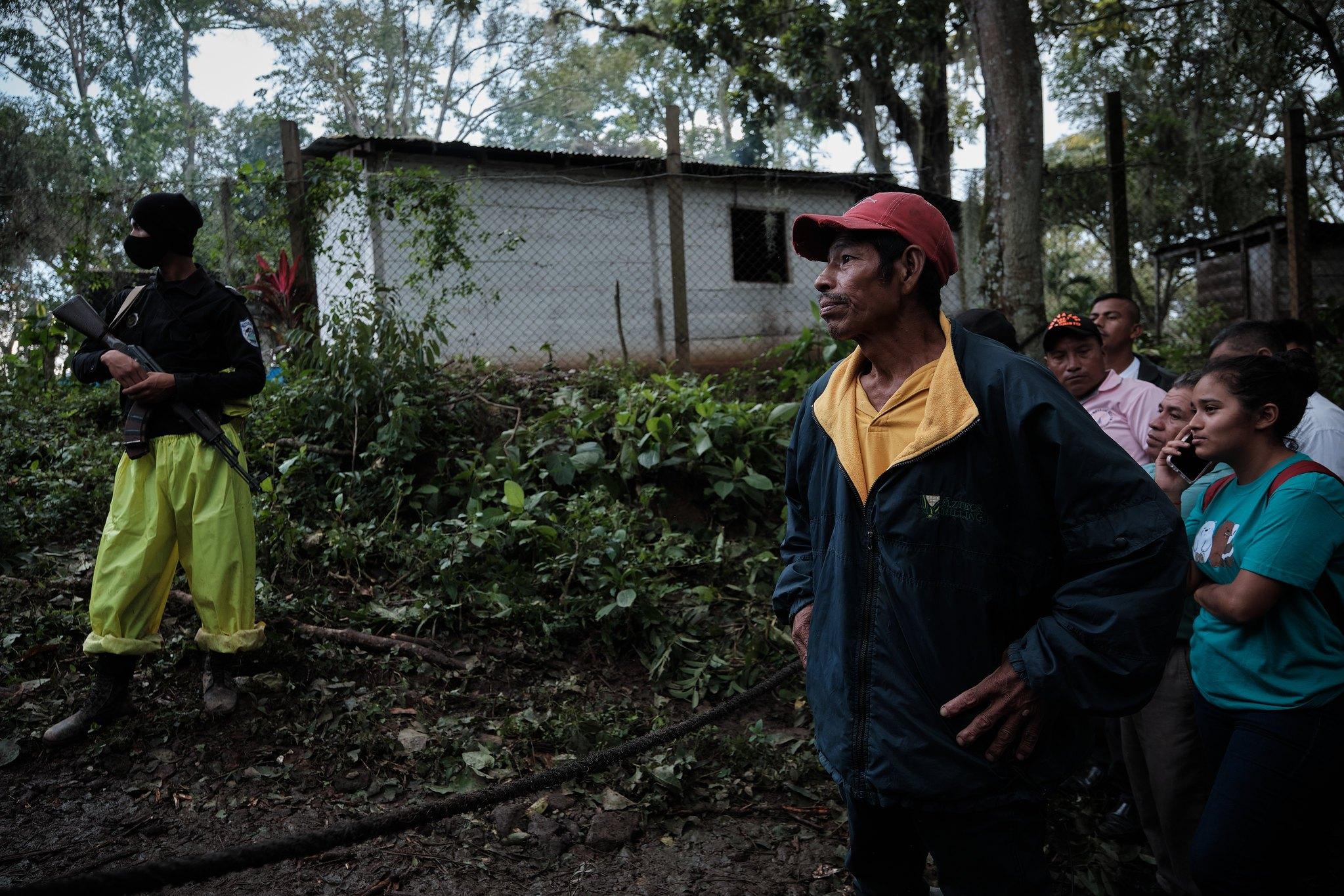 Basiliso Hernández—father of Martha Lorena and grandfather to her two young children, all of whom died in the landslide—waits for news of his family. Carlos Herrera | Divergentes.