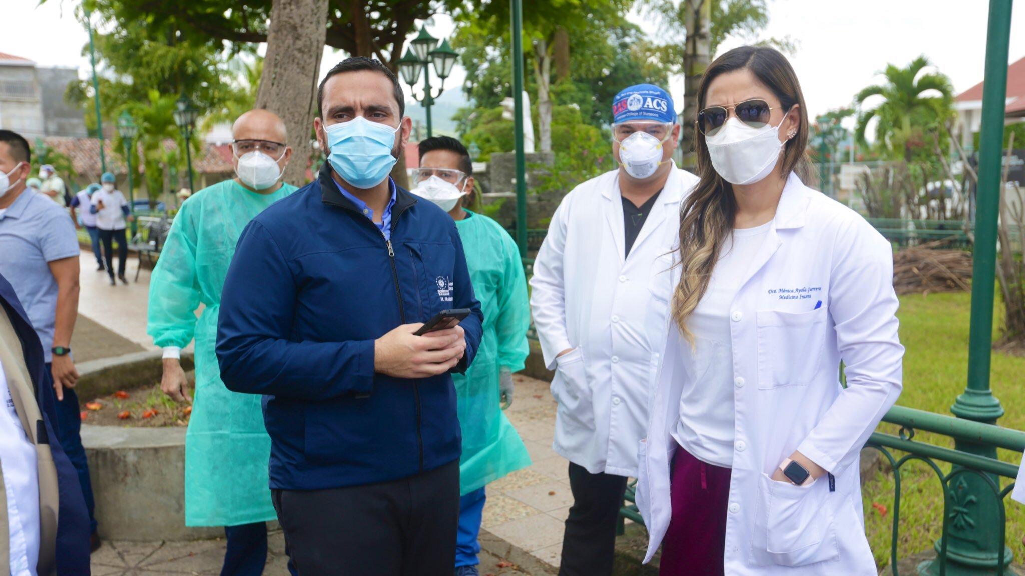 El 18 de septiembre, la directora del ISSS, Mónica Ayala y el ministro de Salud, Francisco Alabí, durante una visita de campo la semana en la que el gobierno ordenó la instalación de un cerco sanitario en Corinto, Morazán. Foto, cortesía del ISSS.